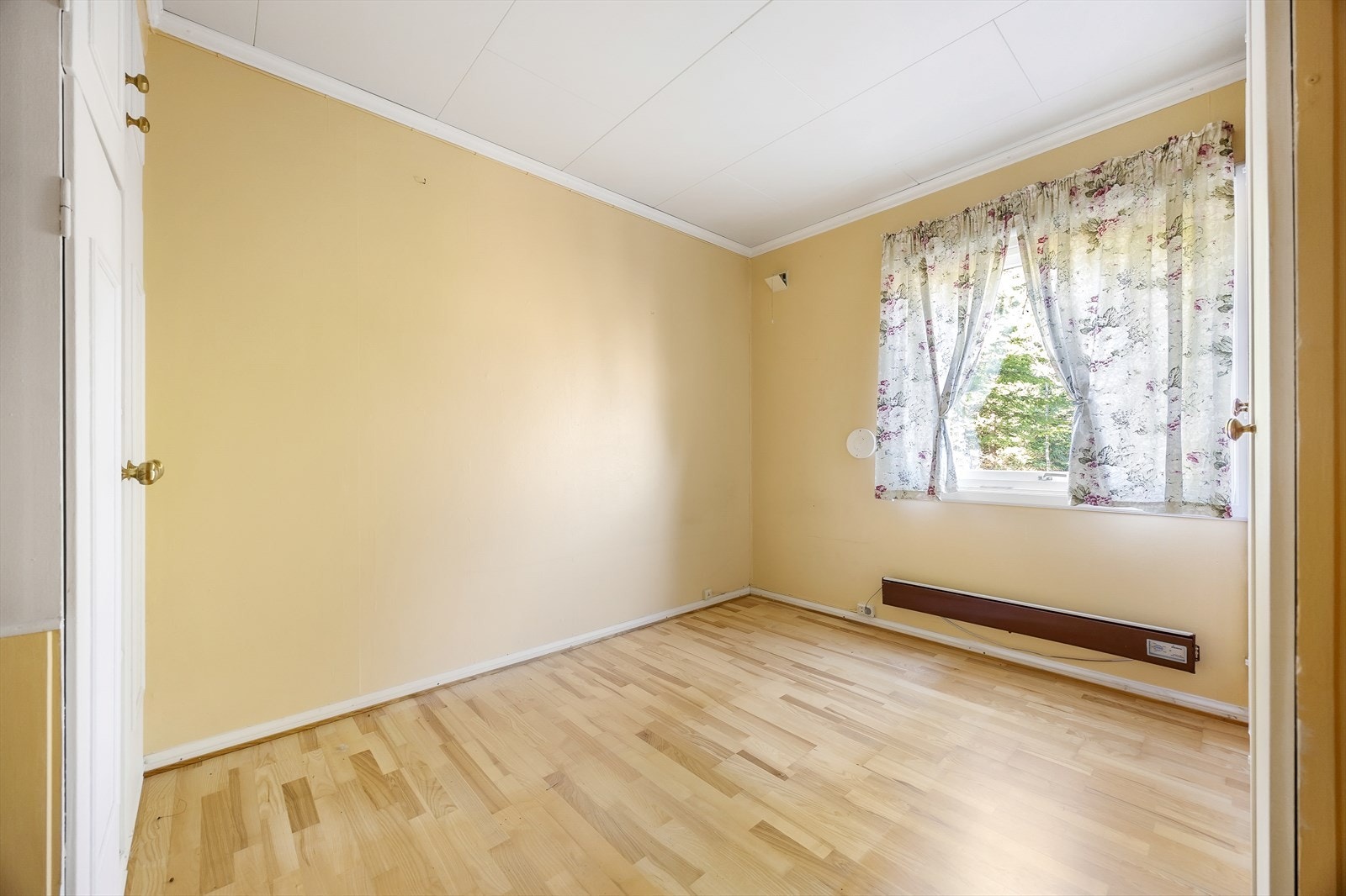 Soverom 2 med store vinduer for naturlig lys. Galleribilde