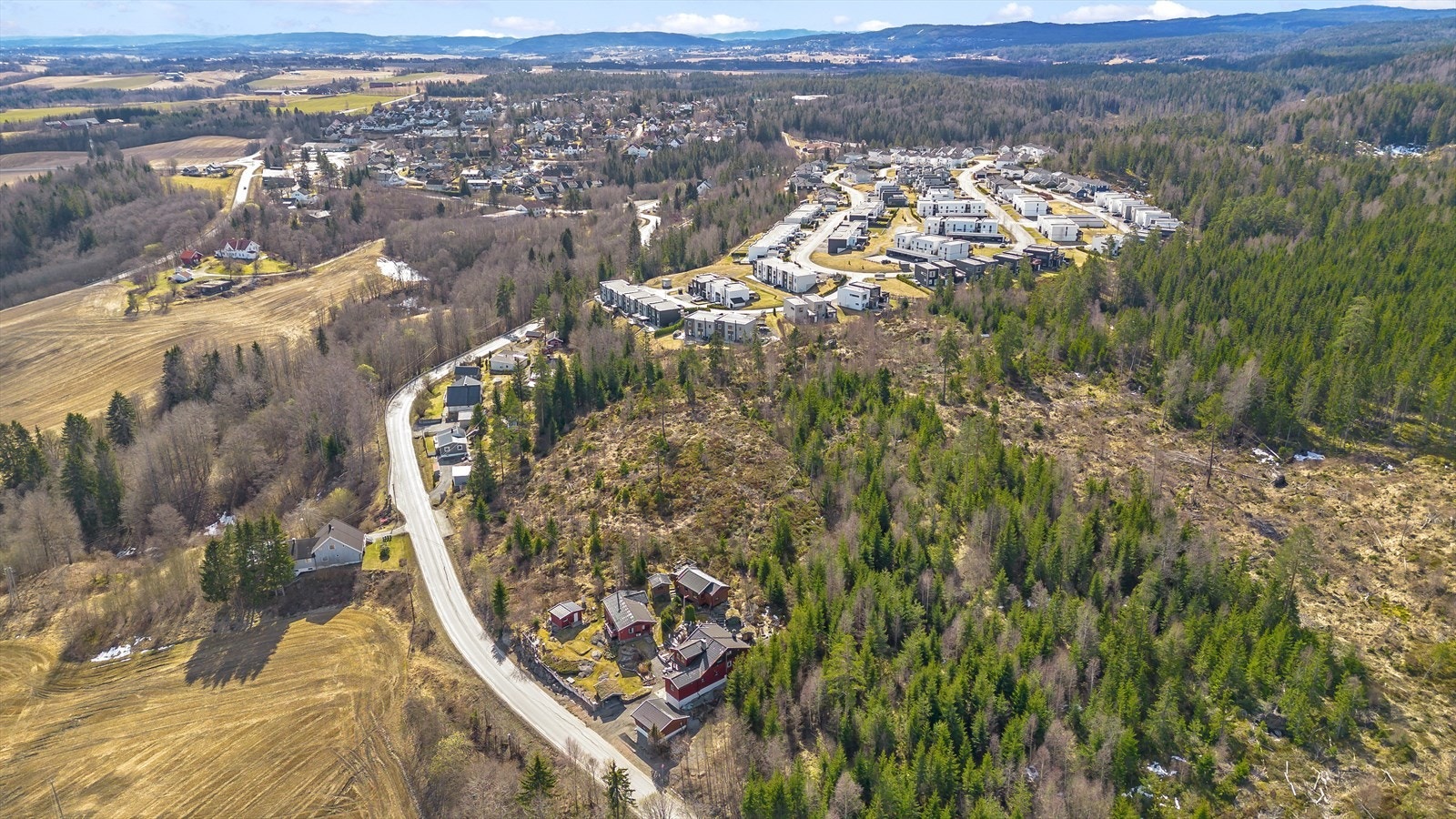 Kort vei til bussholdeplass og Eltonåsen med dagligvare Galleribilde