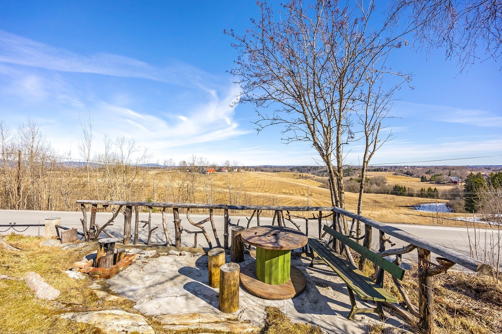 Sjarmerende uteområde med kreative utemøbler Galleribilde