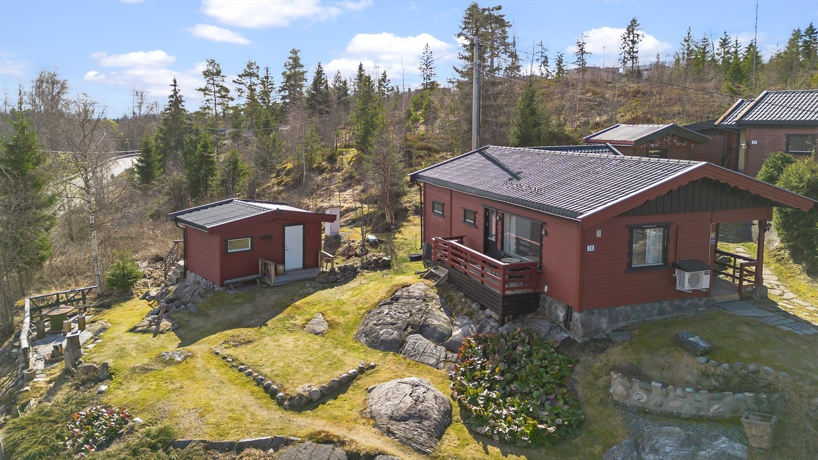 Hytten har varmepumpe og balkong Galleribilde