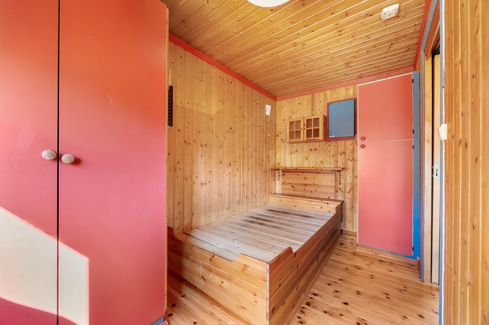 Soverom med innebygd seng og trepanel. Galleribilde