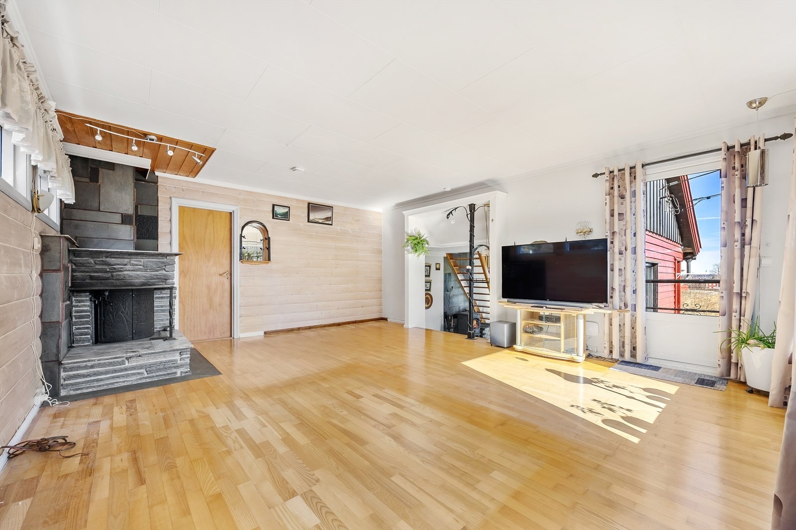 Videre kommer du til en lys hovedstue med tilgang til uteområder Galleribilde