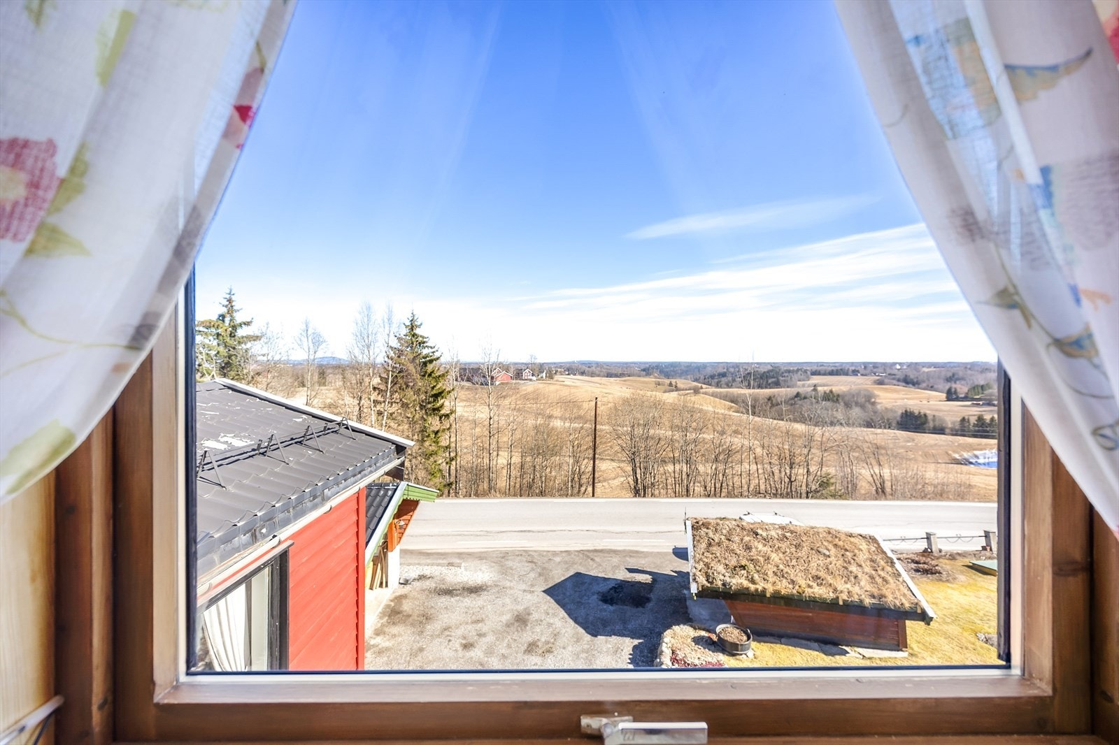 Vinduene i loftet gir rommet en lys og luftig følelse. Galleribilde