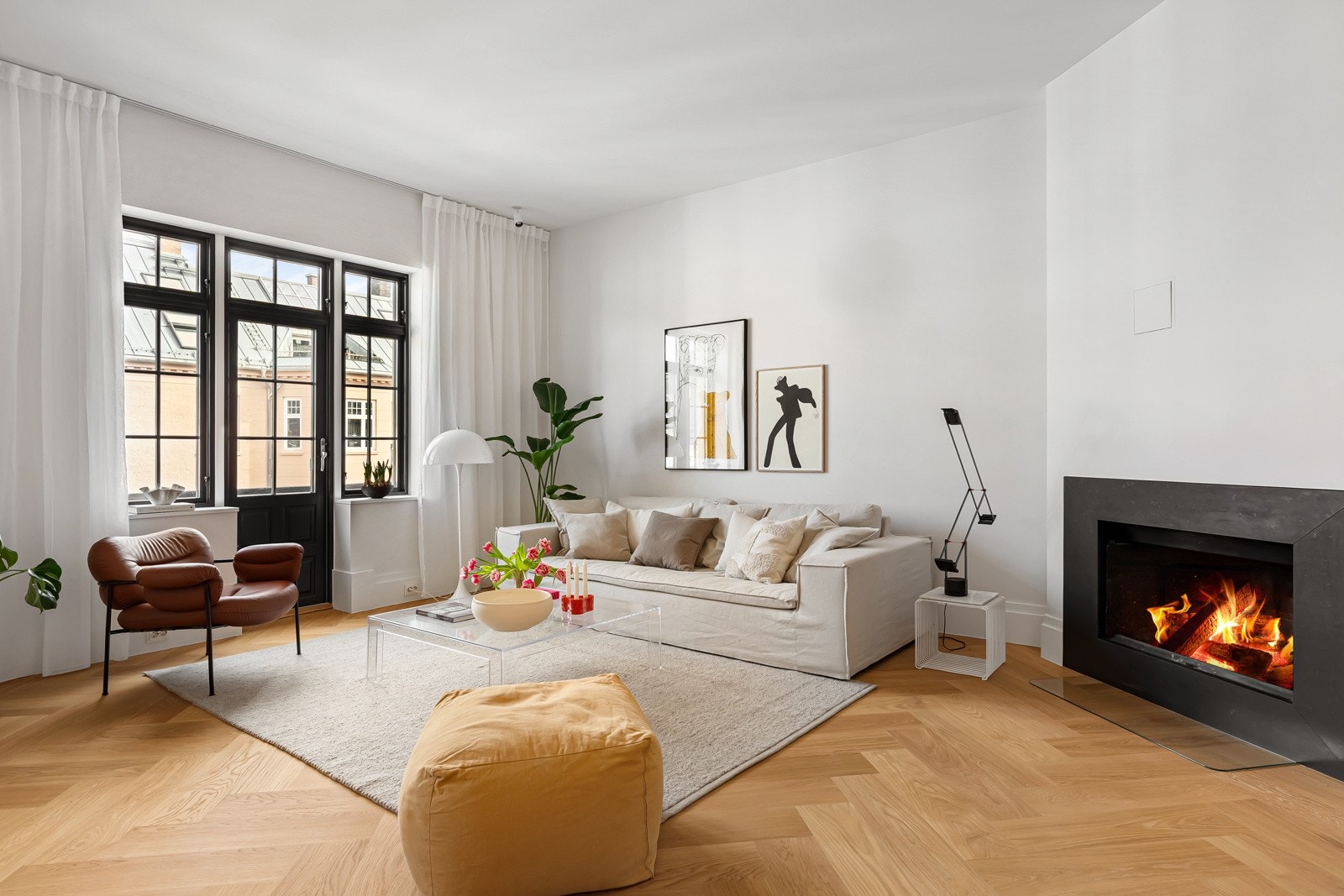 Takhøyden på hele 3 meter er spesielt flott og leiligheten er holdt i en lys palett kombinert med mørke detaljer. Galleribilde