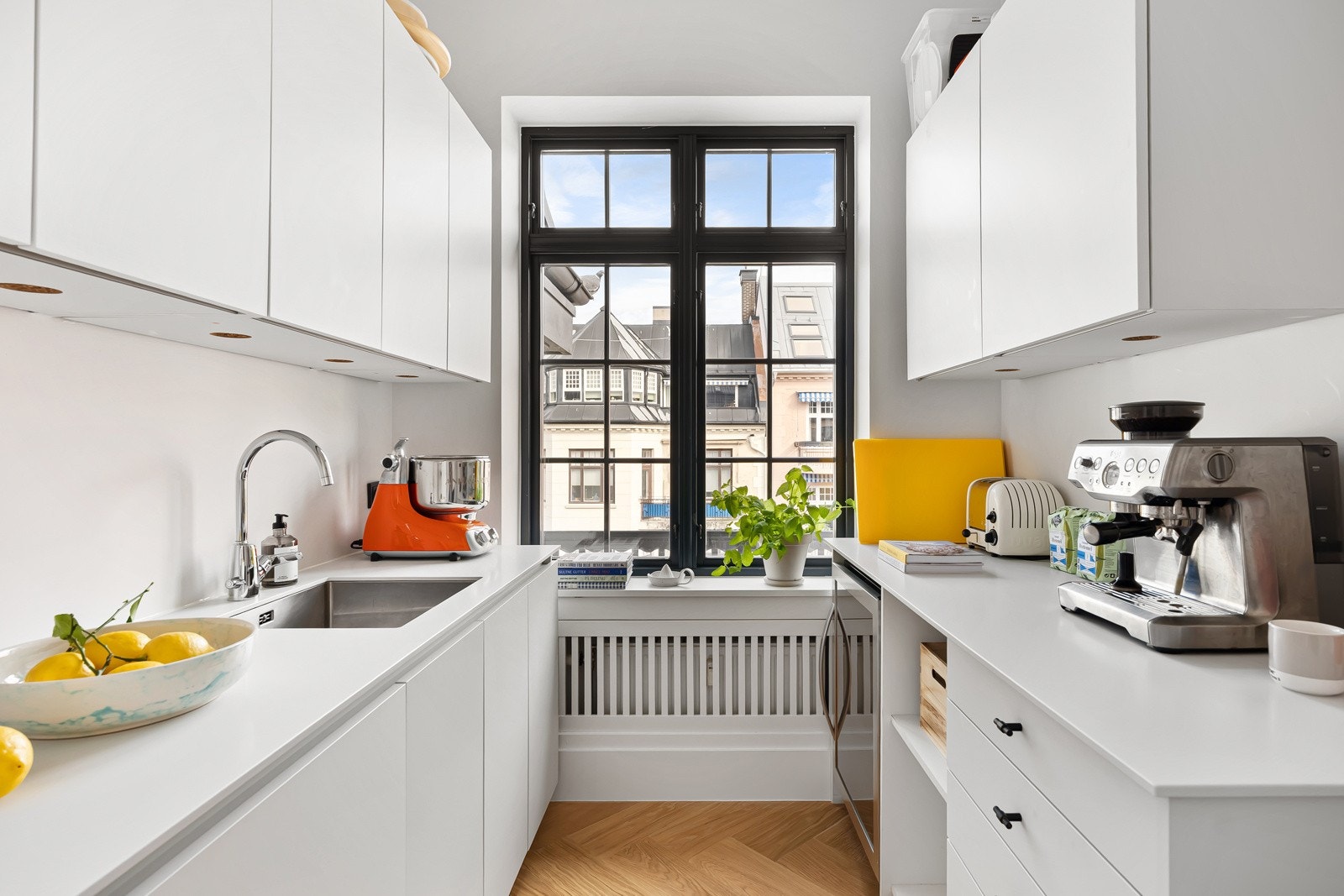 God plass til kjøkkenmaskiner, og innredningen er utstyrt med integrert kjøl- og fryseskap samt nisje for vinskap. Galleribilde