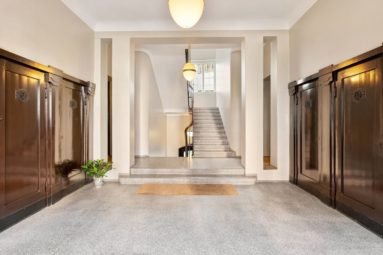 Hver leilighet har sin egen bod i det flotte inngangspartiet - en sjelden og praktisk fordel. Arkitekturen preges av stram eleganse og gjennomført materialbruk. Galleribilde