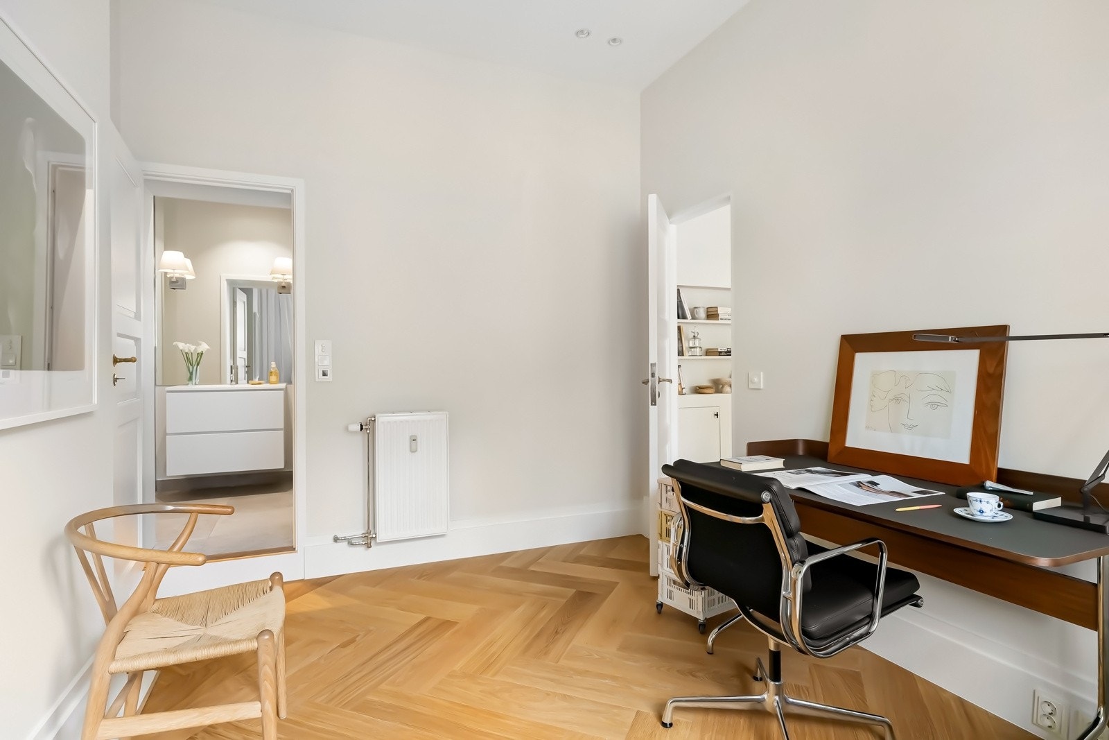 Det andre badet ble etablert i 2021 og ligger tilknyttet dette soverommet. Herfra er det også adkomst til baktrapp, hvor en hendig bod, benyttet som vaskerom, er plassert. Galleribilde