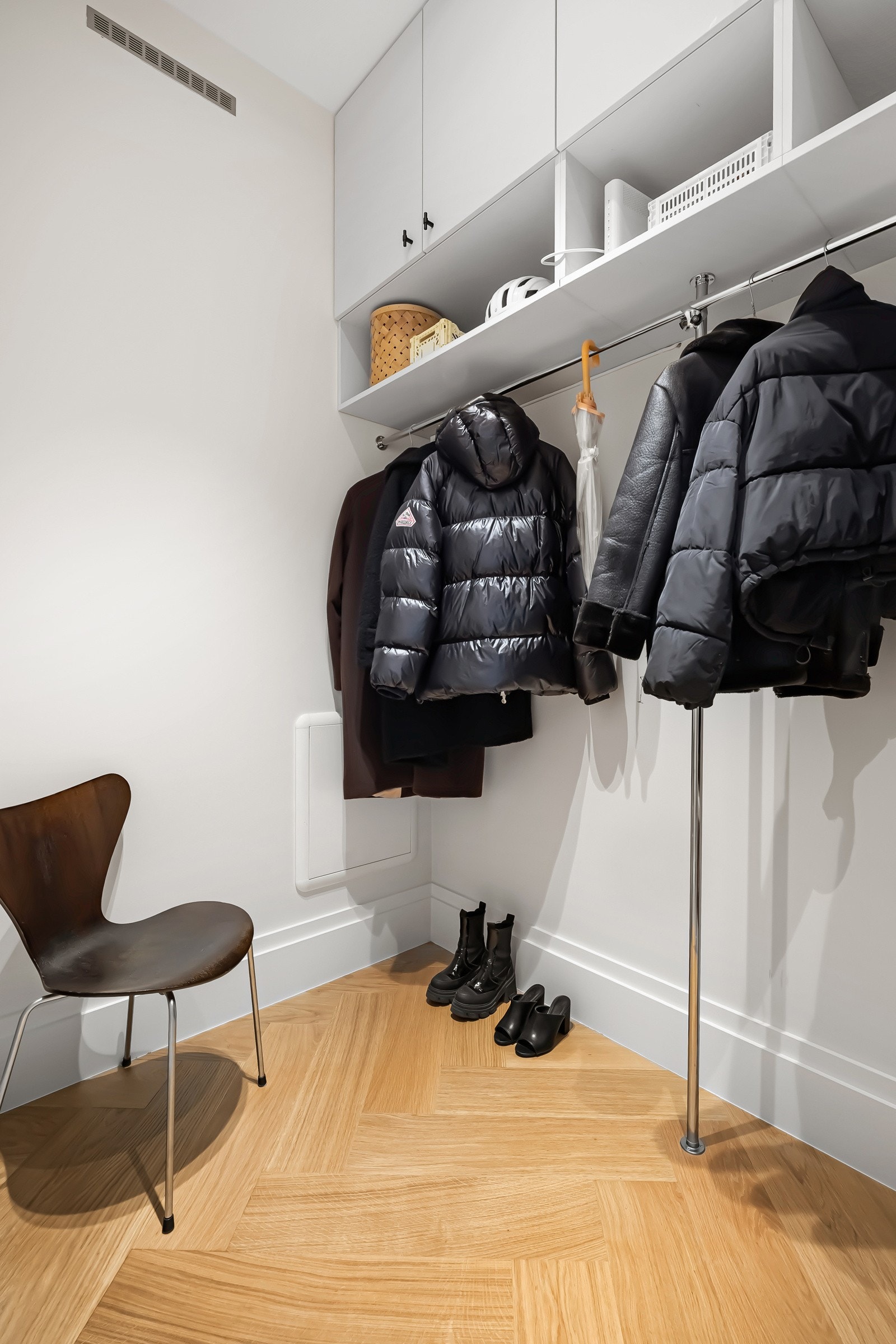 I tillegg til romslig garderobe ved hallen, har leiligheten bodplass på til sammen 35 m²; seksjonert bod i baktrapp, to loftsboder, en kjellerbod og en sportsbod i felles inngangsparti. Galleribilde