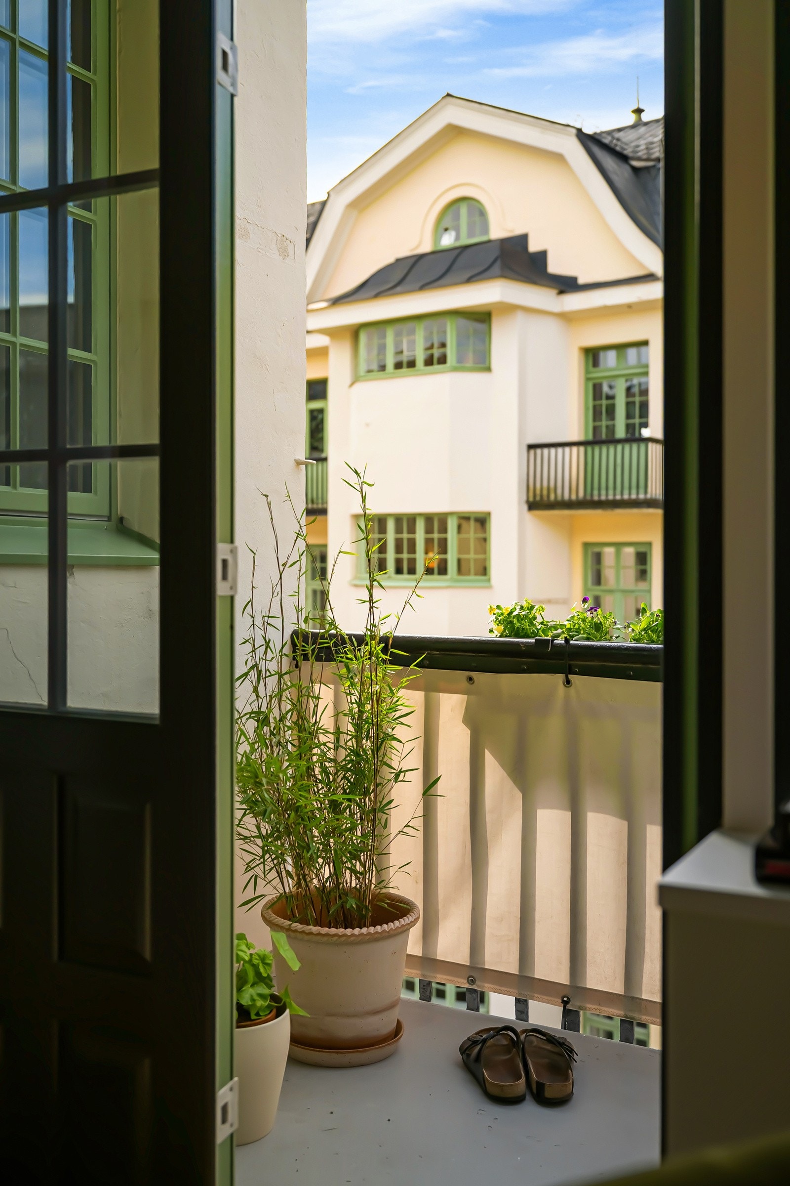 Salongen har utgang til en vestvendt balkong mot bakgården, og stuen har utgang til to balkonger vendt mot gaten i øst, den største ved kjøkkenet. Galleribilde