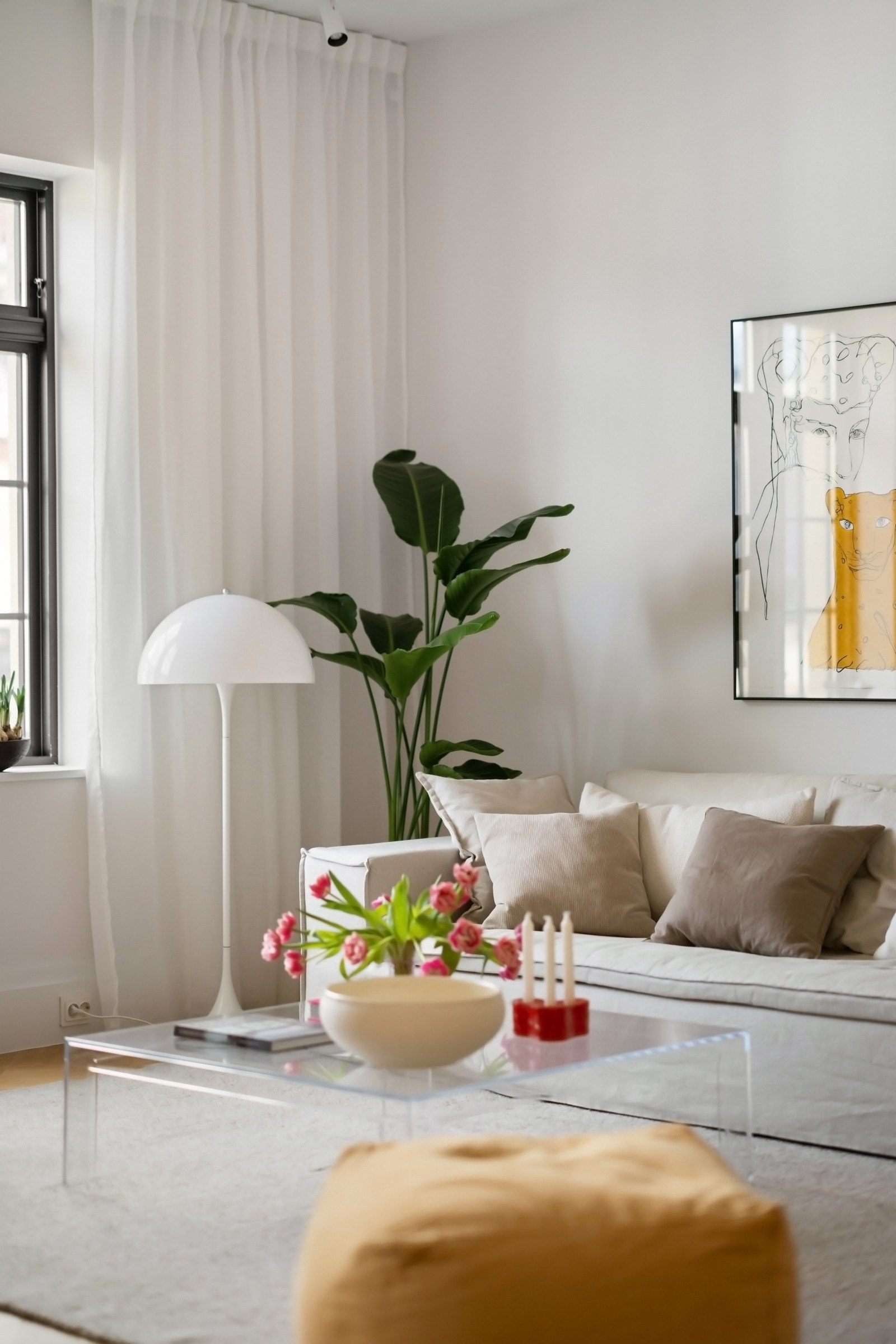 I februar ble alle overflater, inkludert lister, dører og vinduskarmer, malt opp av fagfolk. Galleribilde