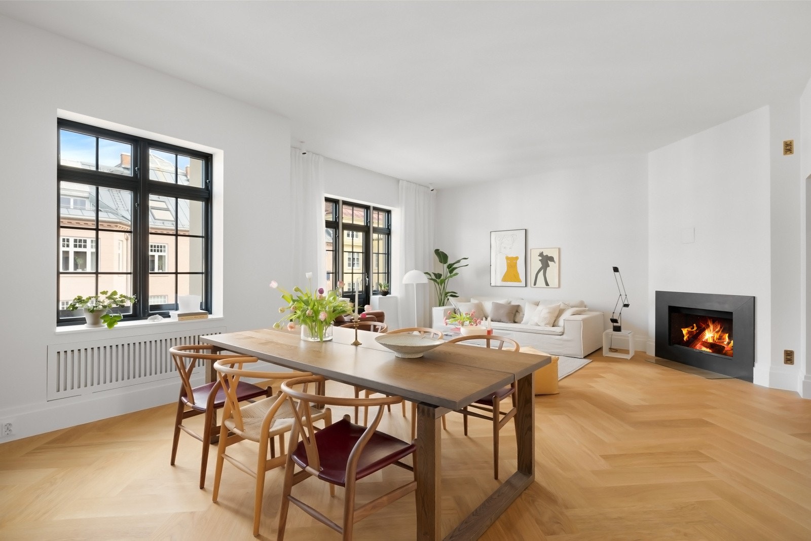 Gjennomgående fiskebensparkett, nylig slipt og oljet, utstrakt bruk av gulvvarme, nyere vinduer og balkongdører. Galleribilde