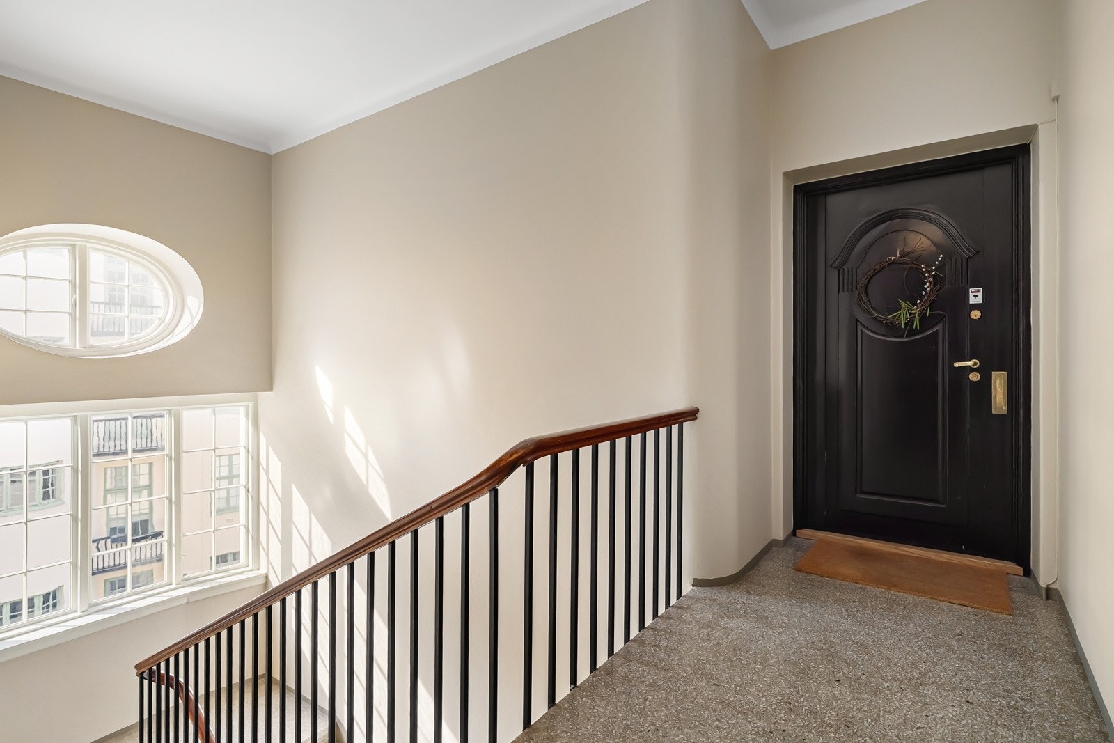 Vindusflatene i bygget er sjenerøse med små ruter i klassisk nybarokk stil, kombinert med buevinduer i loftet og ovale dekorvinduer i trappegangene. Galleribilde