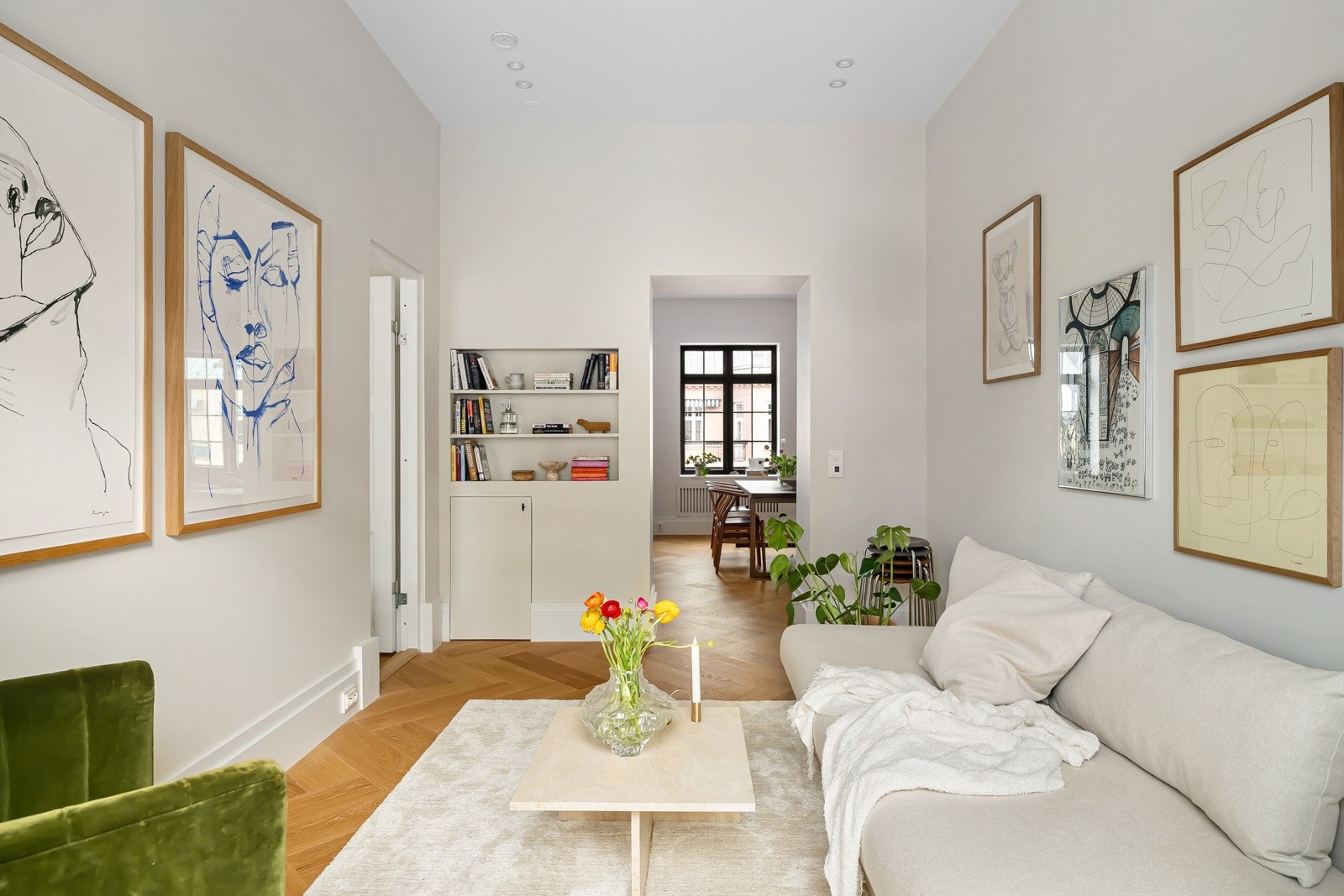 Den luftige leiligheten ligger i toppetasjen, som er byggets fjerde etasje, og har en gjennomgående planløsning. Galleribilde