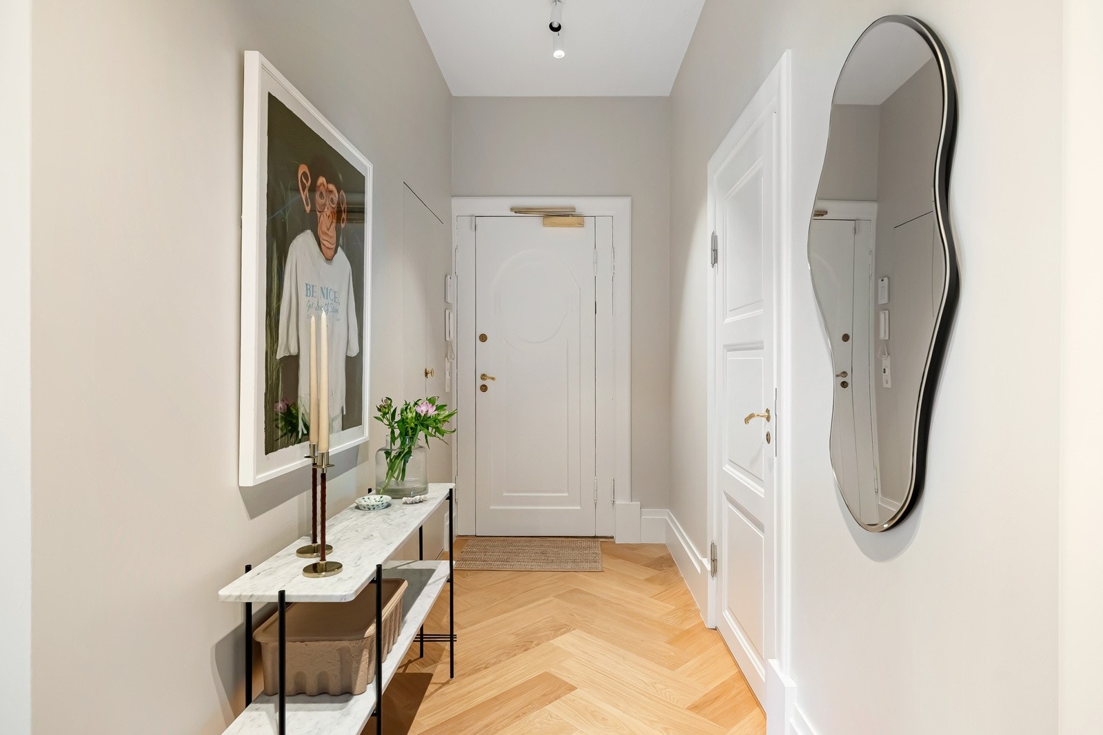 Fra hallen er det adkomst til et gjestetoalett, samt et garderoberom med veggskap, hyller og garderobestang. Galleribilde