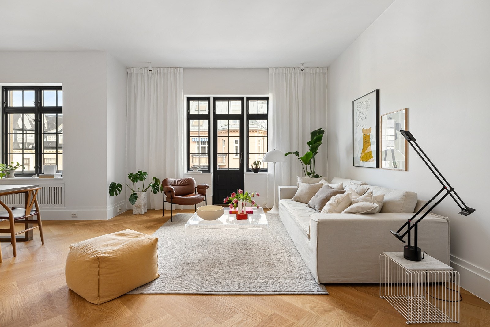 Leiligheten er gjennomført i klassisk stil med høy standard og har flere snekkebygde løsninger som gir en sømløs finish. Galleribilde