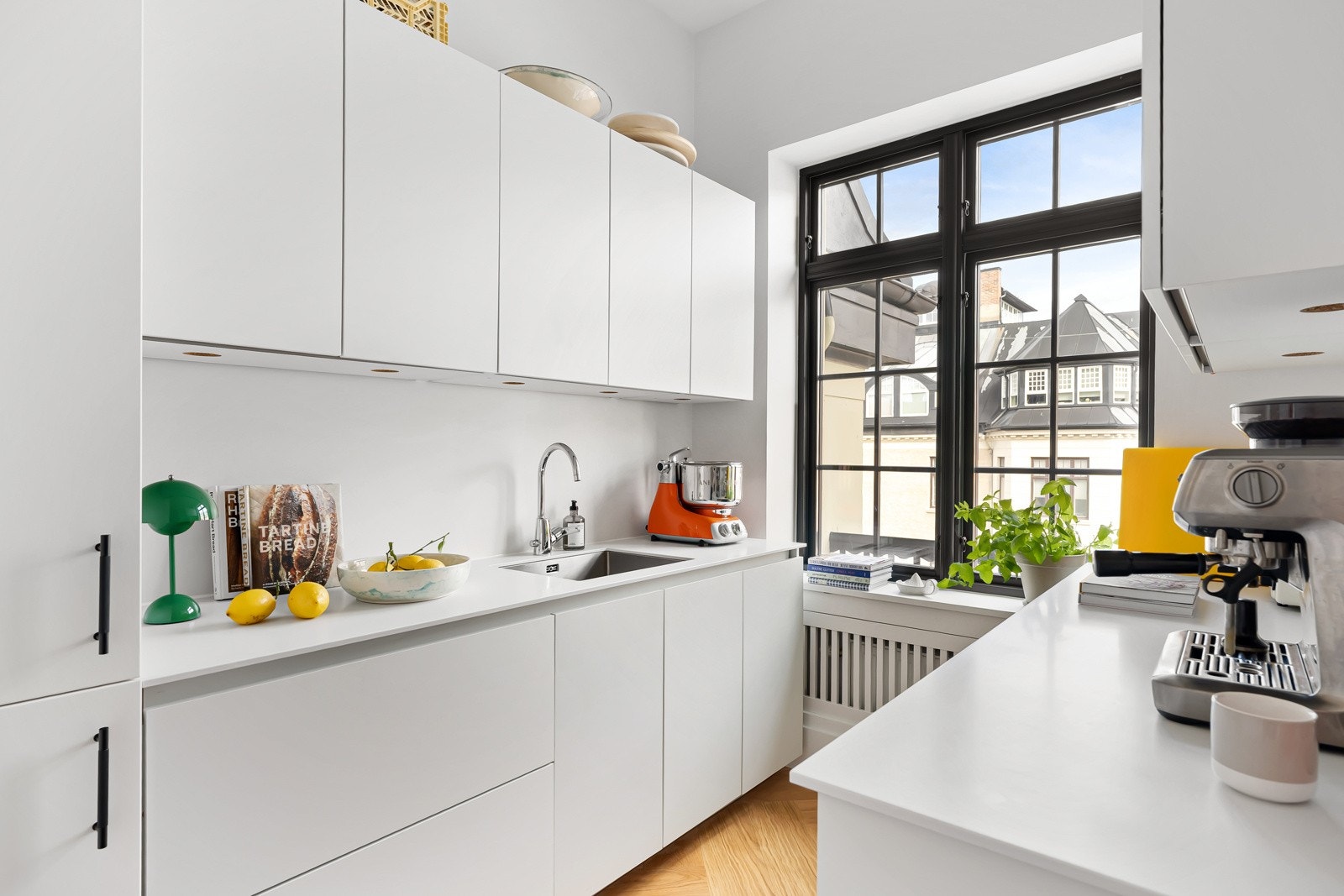 Løsningen med skjermet grovkjøkken er svært praktisk; god arbeidssone for bakst, forberedelser og anretning. Galleribilde