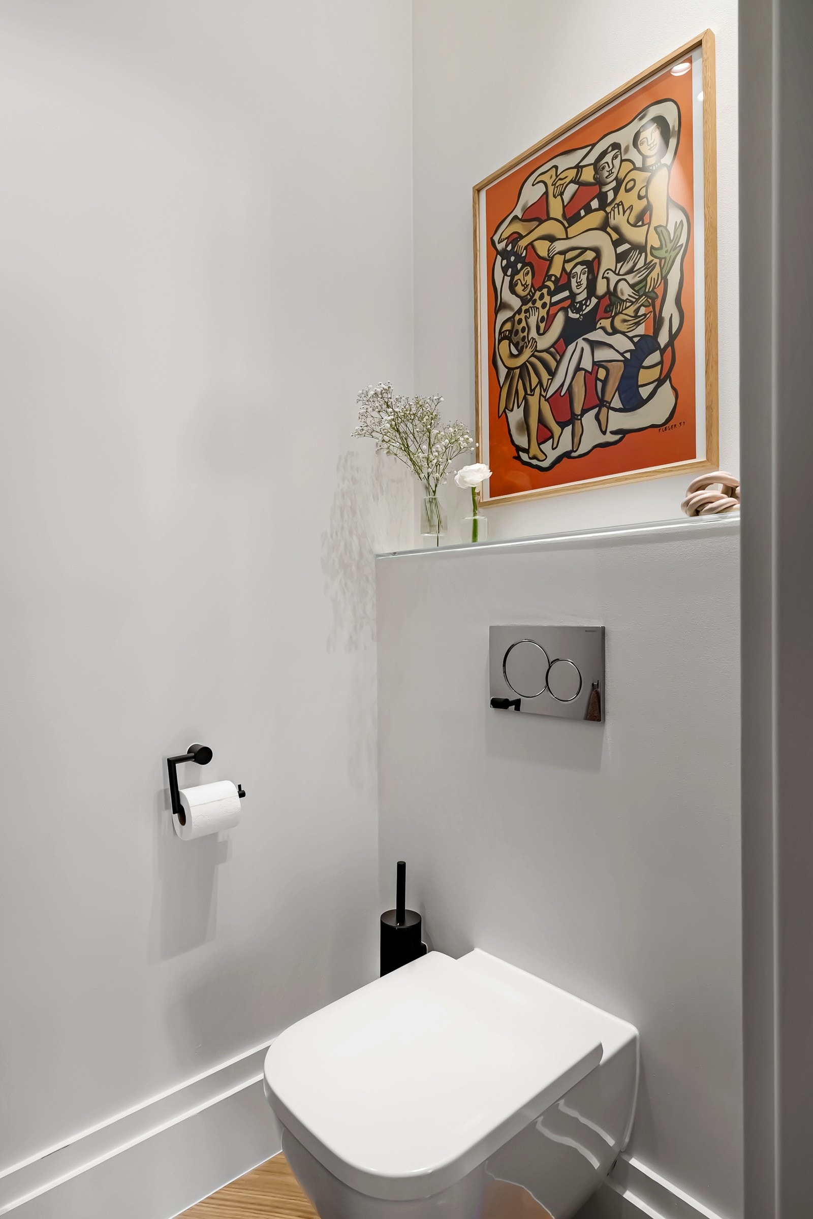 Toalettrommet har nymalte overflater, brede fotlister samt parkettgulv i fiskebensmønster og et veggmontert toalett. Galleribilde