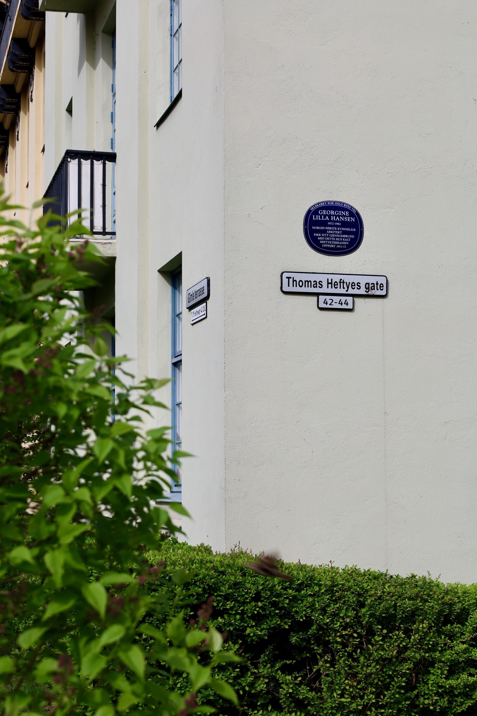 Bakgården ble oppgradert mellom 2020 og 2021 og er nydelig opparbeidet med gangstier og ryddige bed. Galleribilde