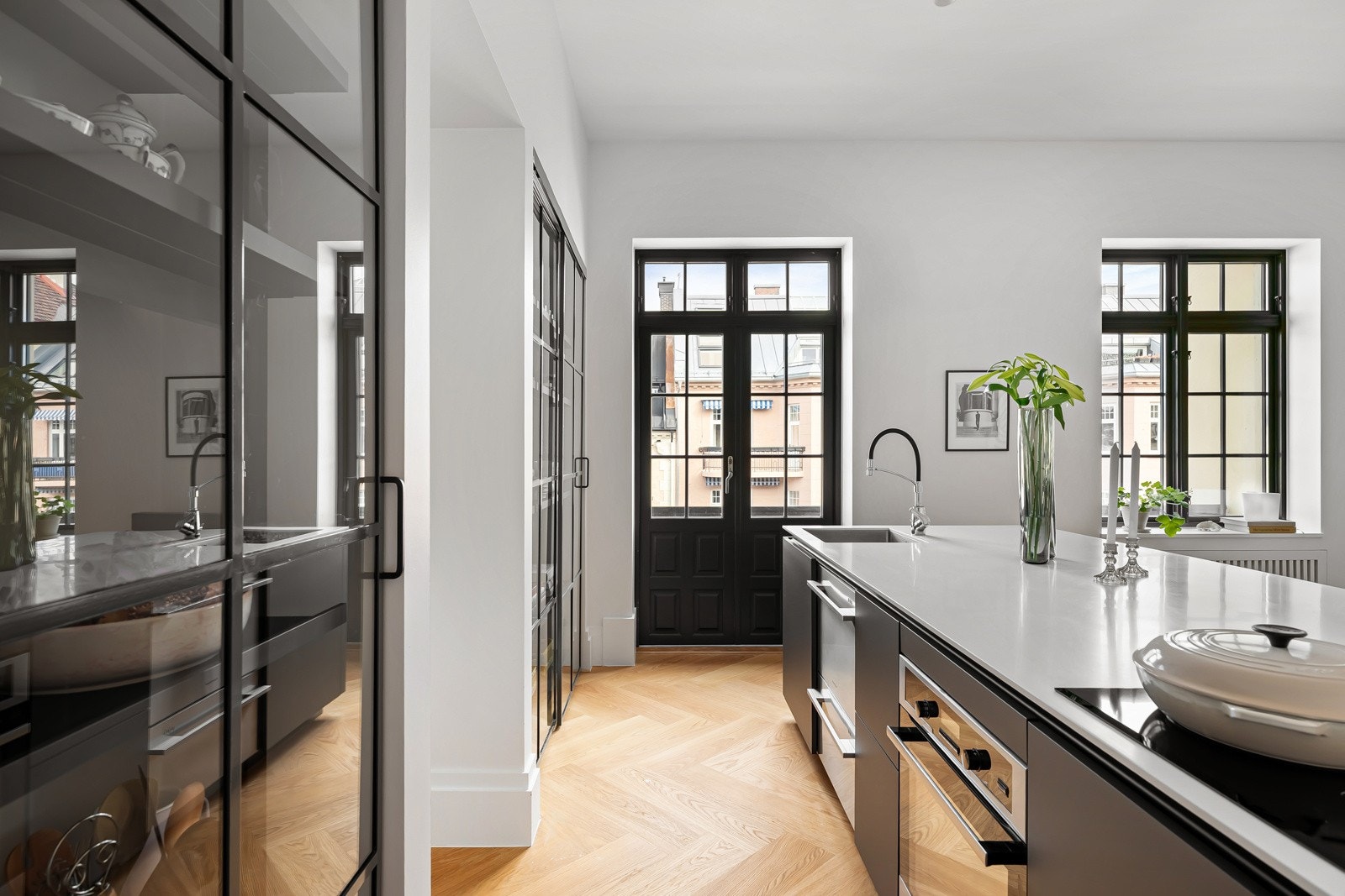 Integrerte hvitevarer, med blant annet stekeovn fra Electrolux med pyrolyse, samt to oppvaskskuffer fra Fischer & Paycel med stålfront - en smart, innovativ løsning. Galleribilde