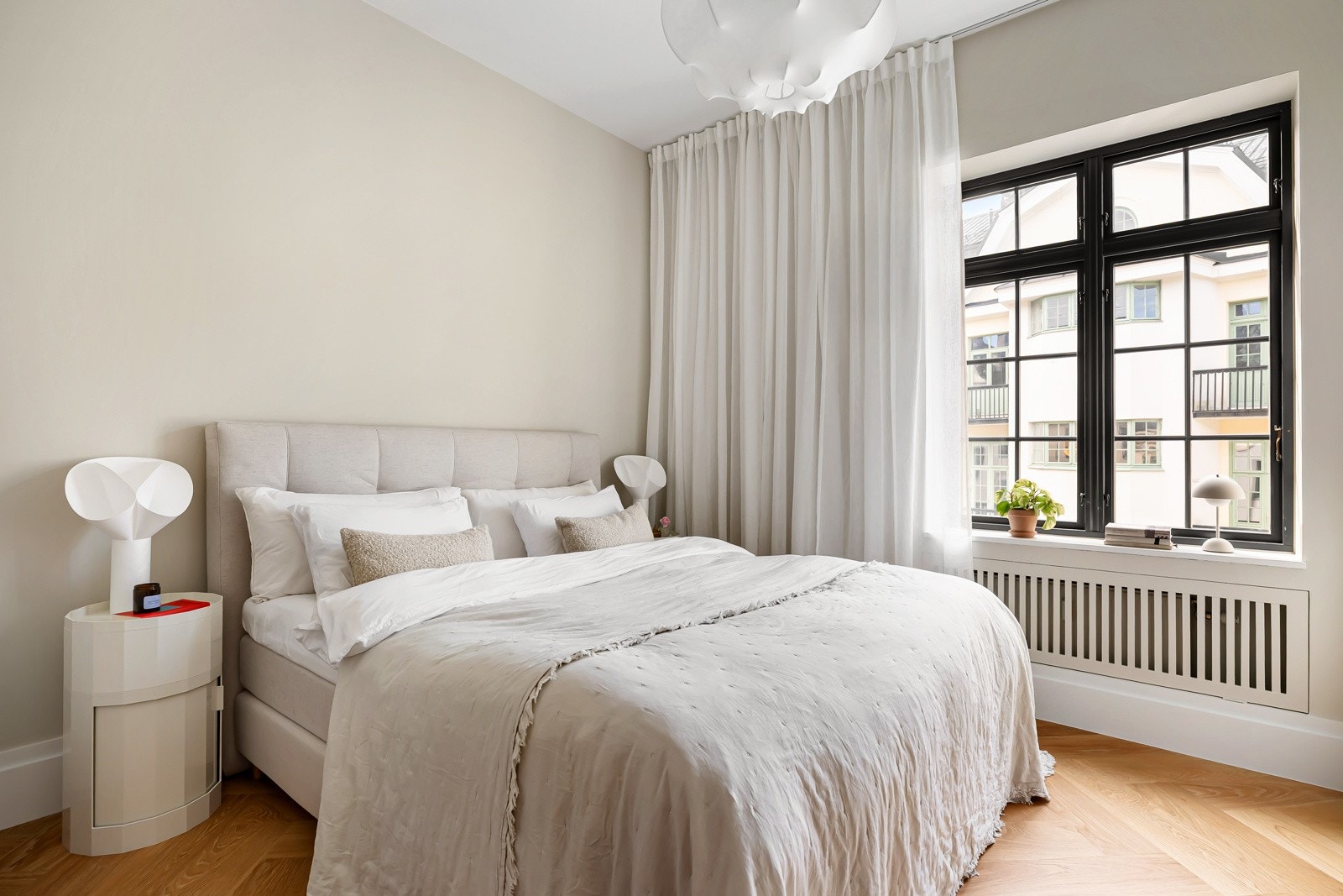 I leiligheten finnes to gode, behagelige soverom, begge tilknyttet hvert sitt bad. Galleribilde