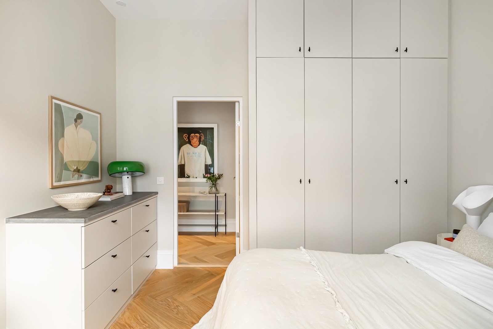 Masterrommet er innredet med store, snekkerbygde garderober fra gulv til tak. Galleribilde