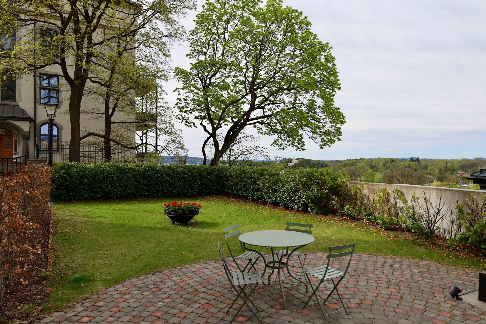 Sameiet disponerer et av Gimles største private hageanlegg med utsikt mot Oscarshall. Galleribilde