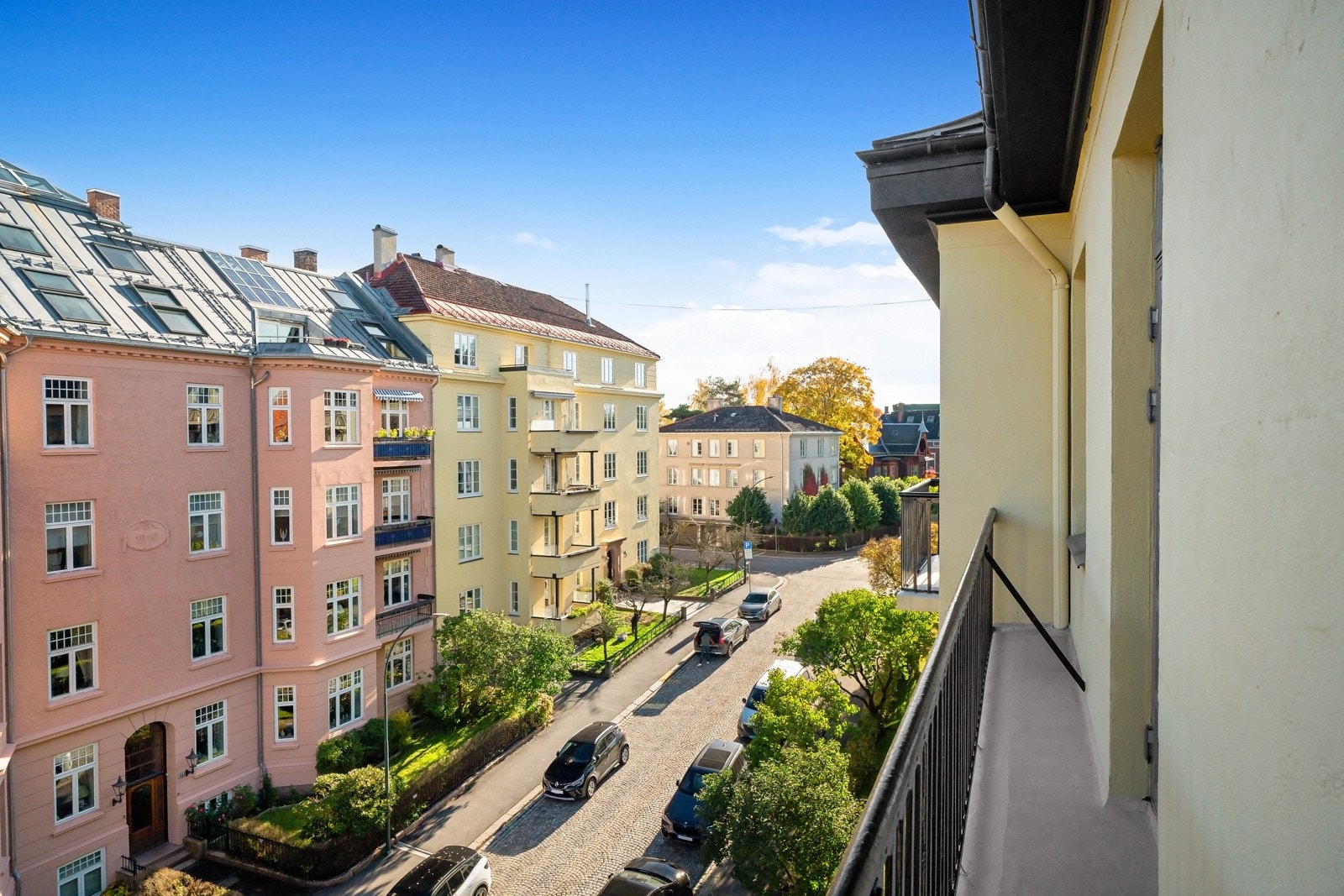 Her bor du i et rolig og eksklusivt område, samtidig som du har byens beste fasiliteter rett utenfor døren. Galleribilde