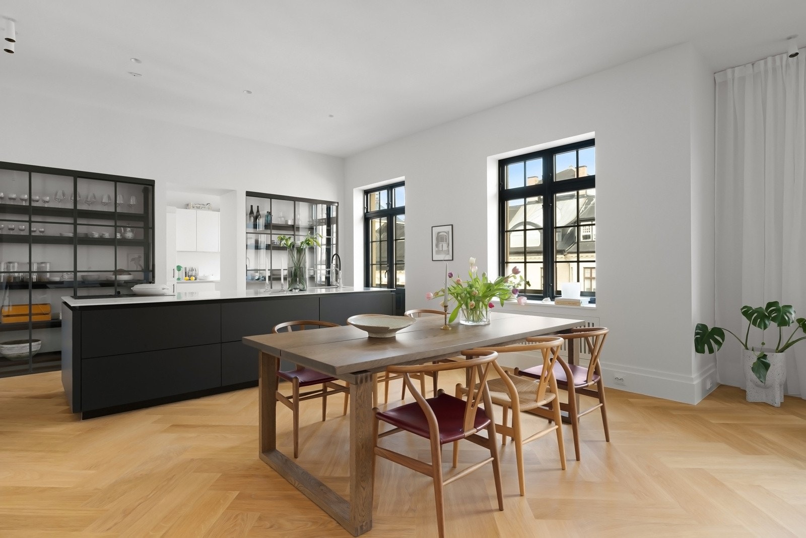 Kjøkkenet er eksklusivt og spesialdesignet med flott symmetri, snekkerbygde løsninger og påkostet innredning fra Boffi og Rotpunkt. Galleribilde