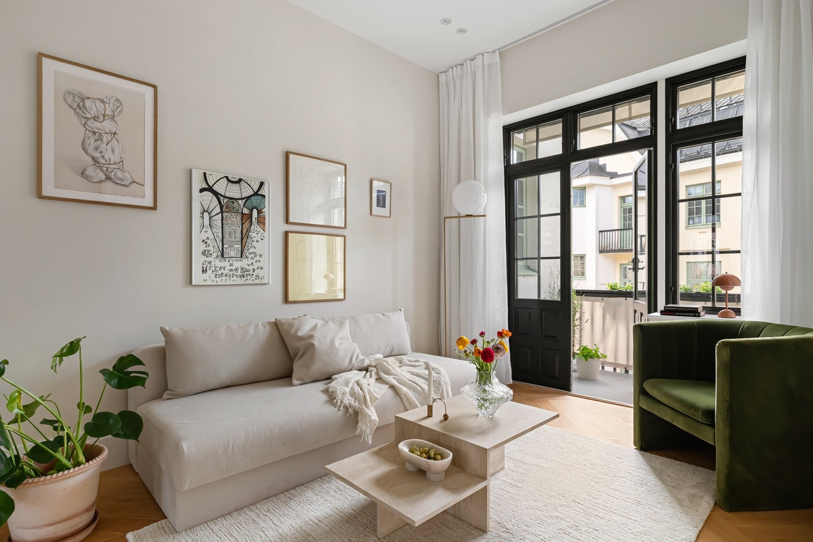 Den separate salongen gir økt fleksibilitet for familien og her er det god plass til sofakrok og TV-møblement. Galleribilde