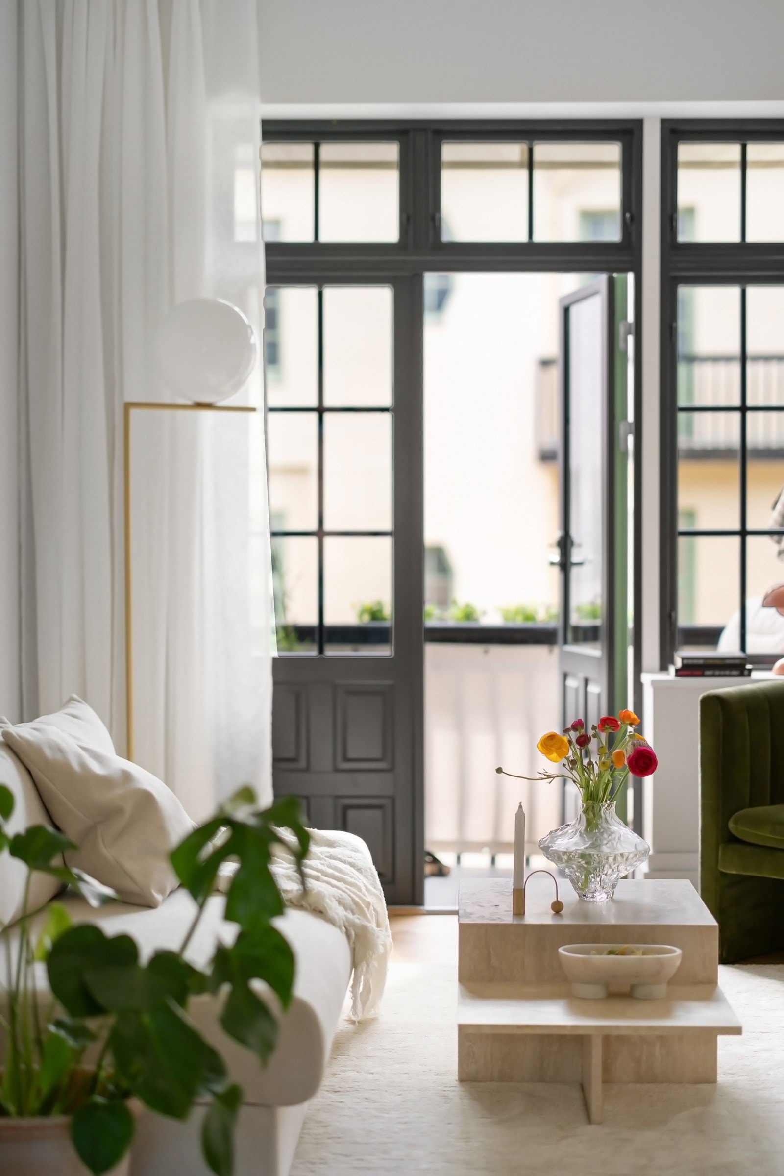 Både salongen og leilighetens to soverom vender mot den rolige bakgården. Spesialtilpassede gardiner og gardinskinner på soverom, i stue og salong medfølger. Galleribilde