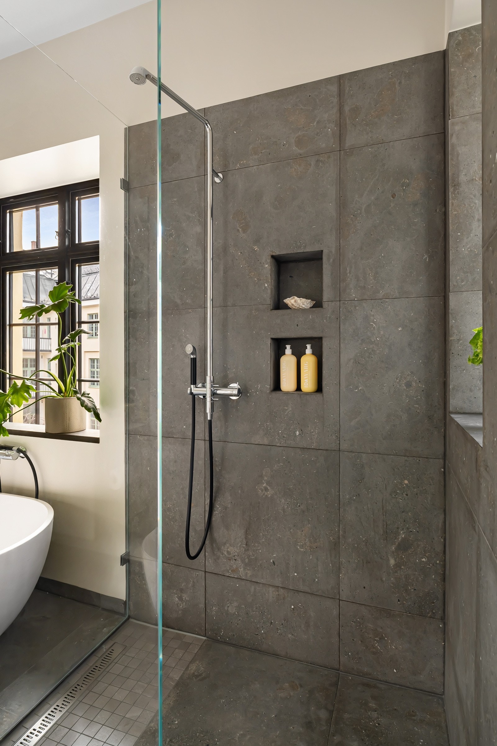 I tillegg til det deilige badekaret har badet en romslig dusjplass med regnfallsdusj. Galleribilde