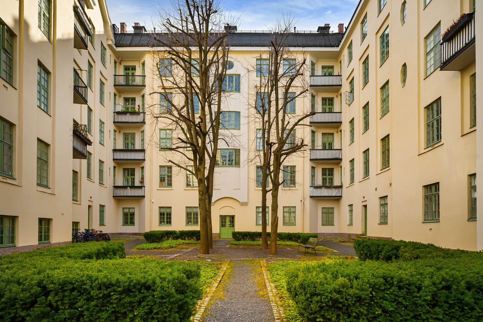 Lave, formklipte hekker danner fine soner og høye treklynger gir en frodig idyll om sommeren. Galleribilde