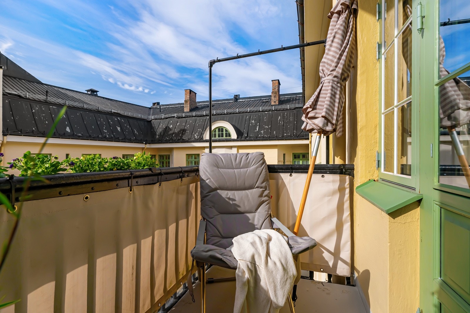 Balkongen her har utsyn mot rolig bakgårdsidyll. Totalt byr leiligheten på 7 m² med herlig uterom. Galleribilde