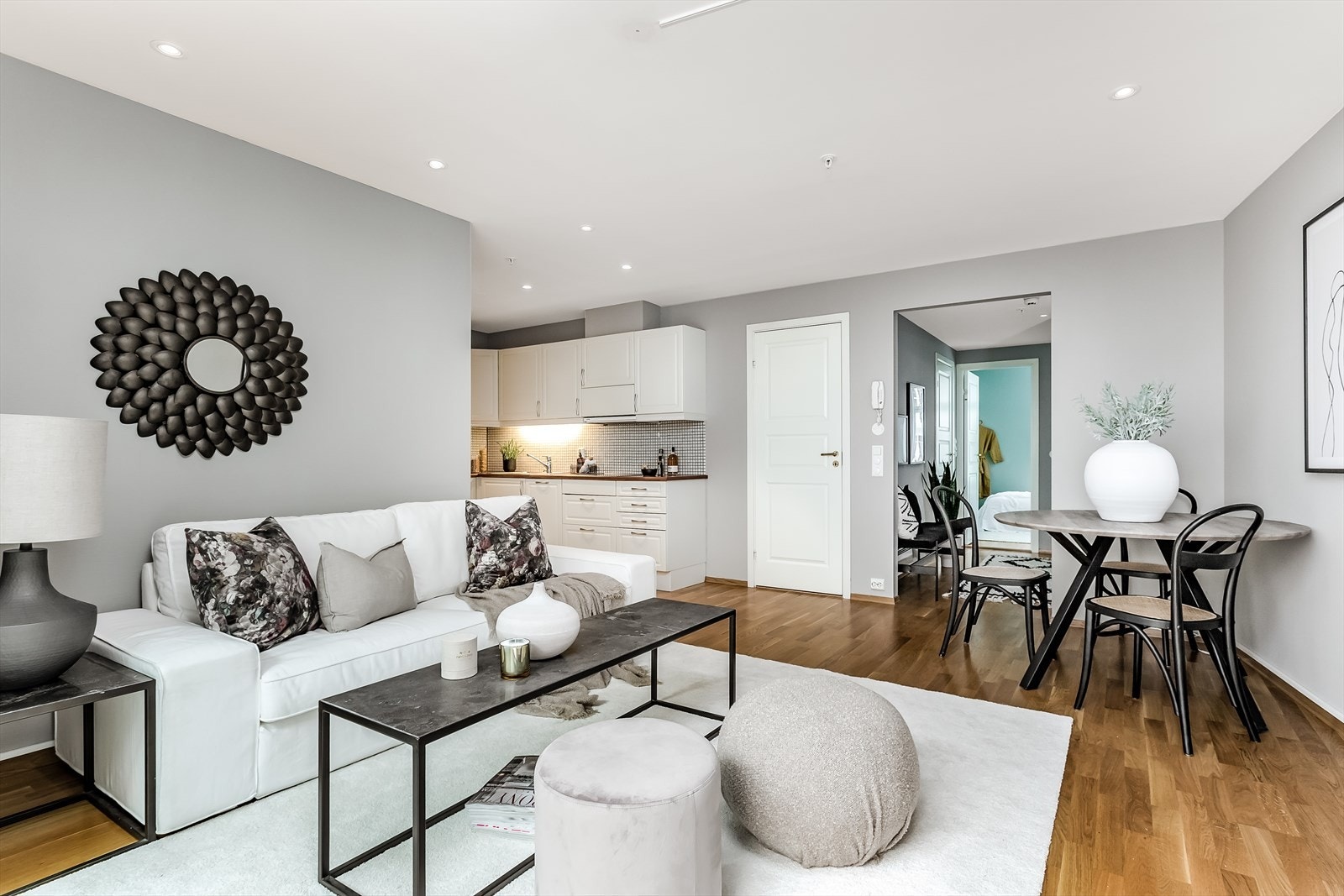 Her får du en gjennomtenkt planløsning med god plass til både sofakrok og spiseseksjon. Galleribilde