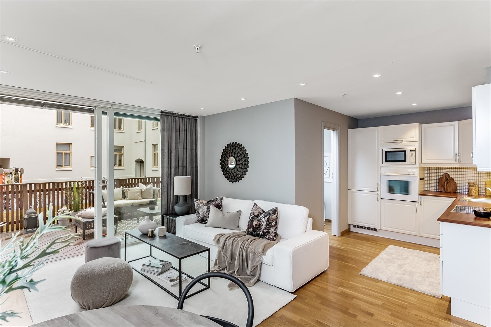 Felleskostnader utgjør kr. 3 275,- per måned. Felleskostnadene inkluderer tv/internett, sparing til fremtidig vedlikehold og diverse vedlikehold/drift iht. regnskap. Galleribilde