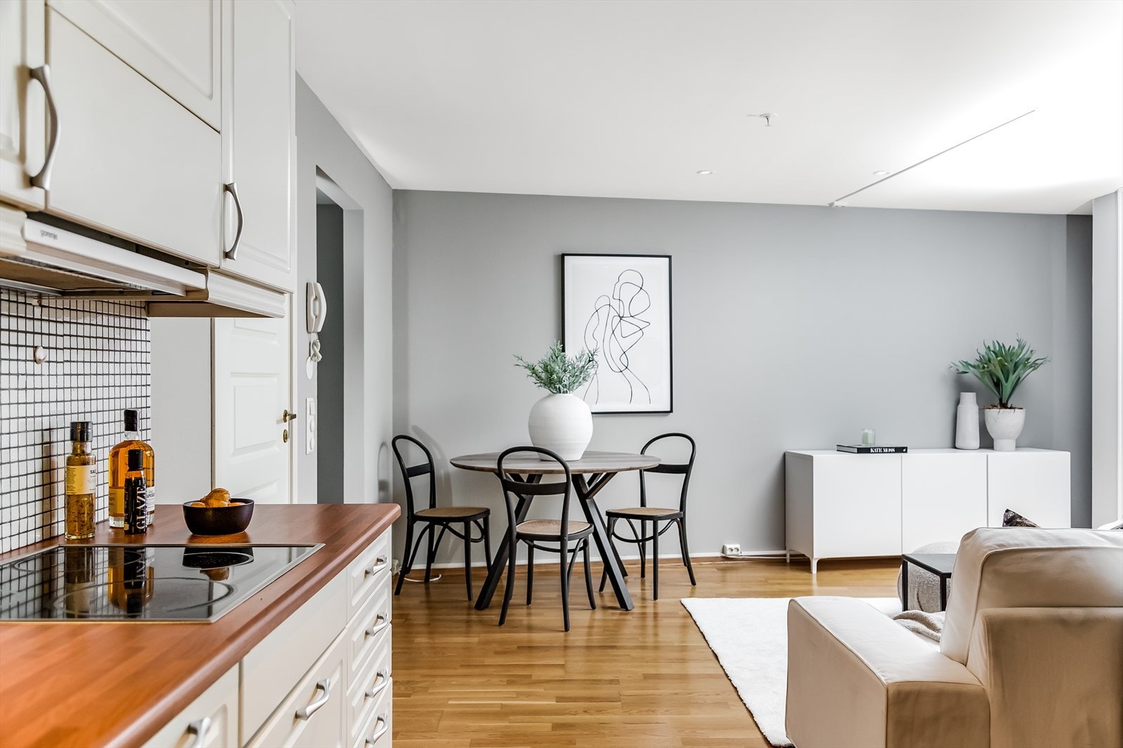 Leiligheten oppleves lys og luftig med store vindusflater. Galleribilde