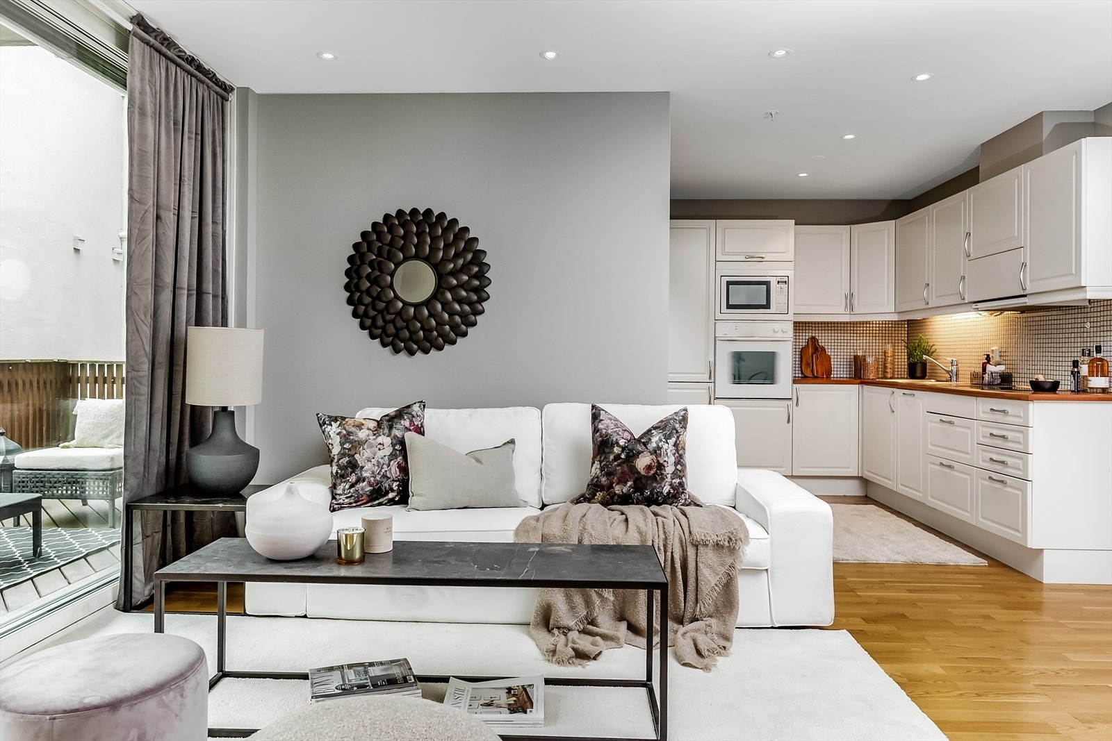 Det er 3 min til nærmeste busstopp og gangavstand til flere studiesteder. Galleribilde