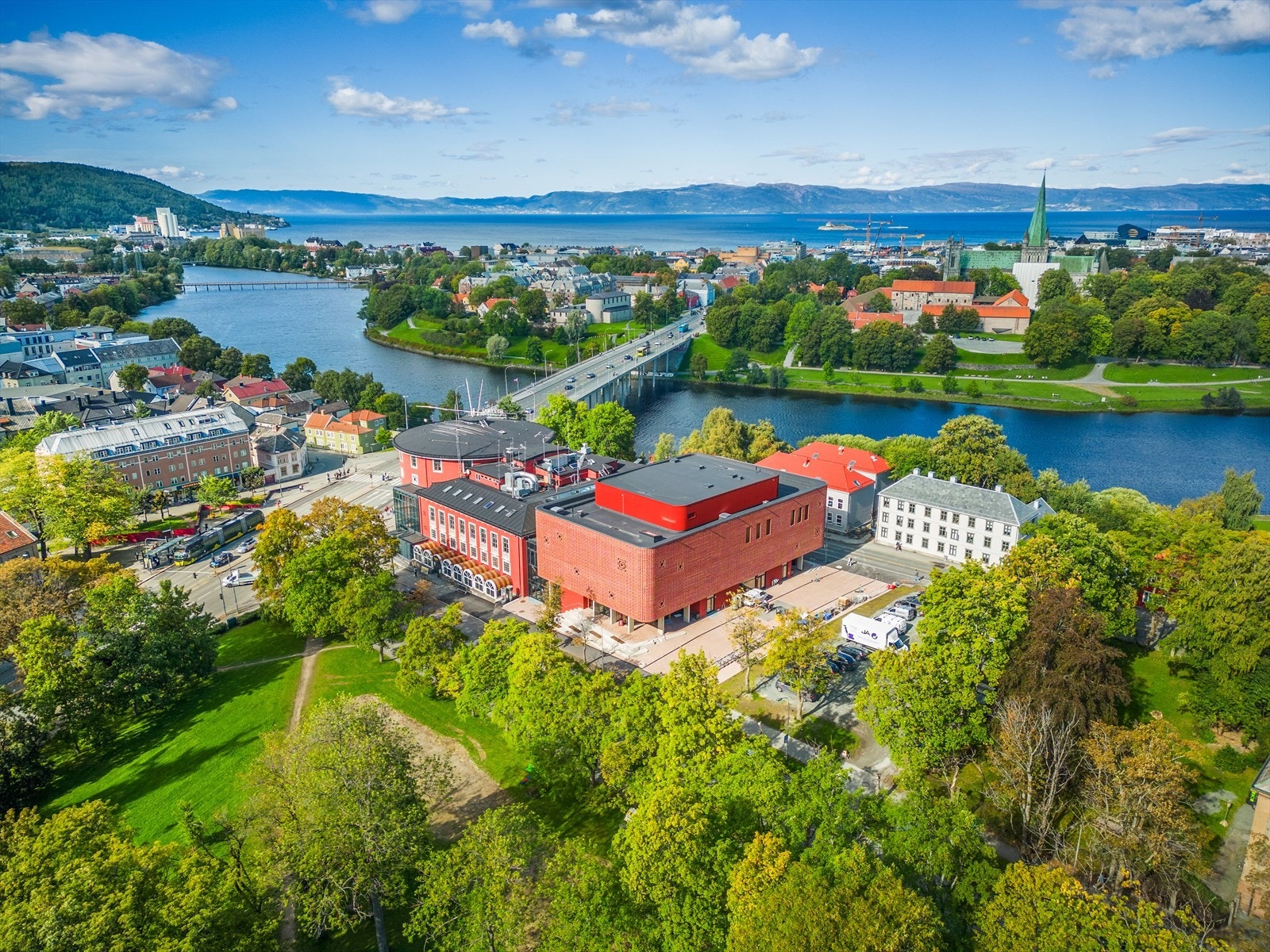 Det er 10 minutters gange til Elgeseter hvor du blant annet finner St Olavs hospital, Studentersamfunnet, NTNU Gløshaugen og Elgeseter Park. Galleribilde