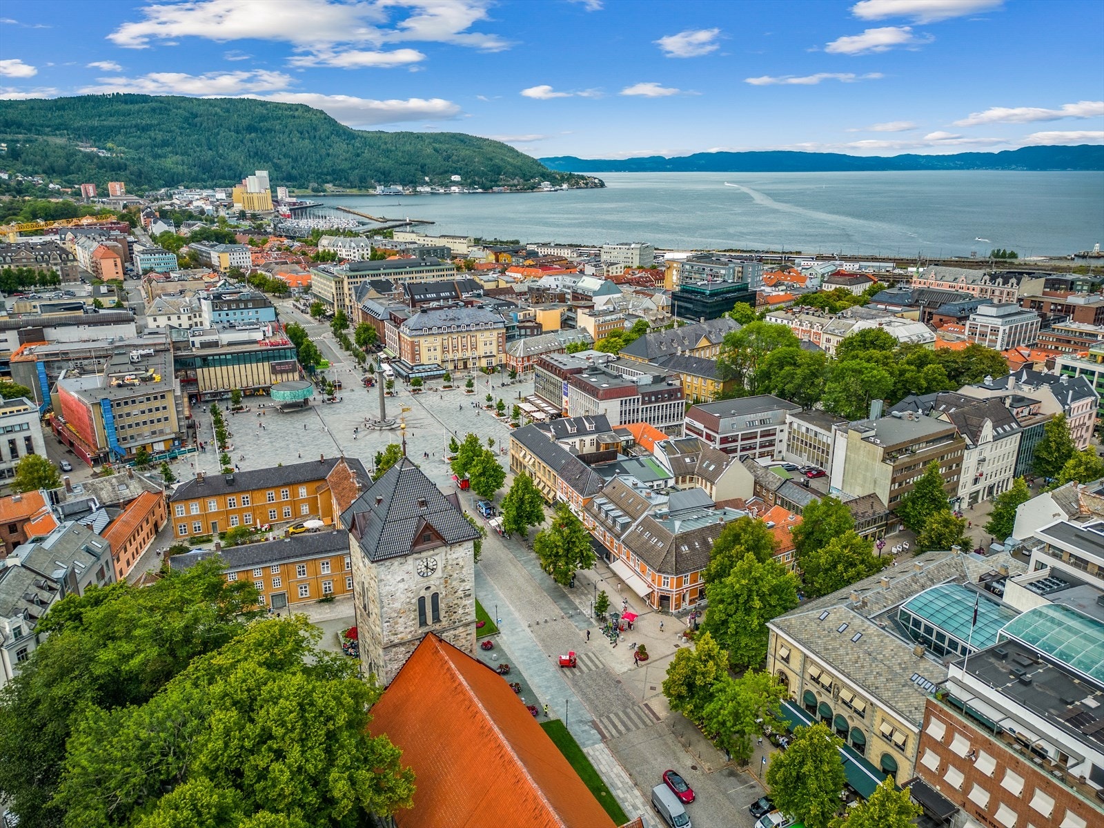 Fra leiligheten er det 8 minutters gange til Trondheim Torg som byr på flere restauranter, dagligvare, vinmonopol, apotek og mer. Galleribilde