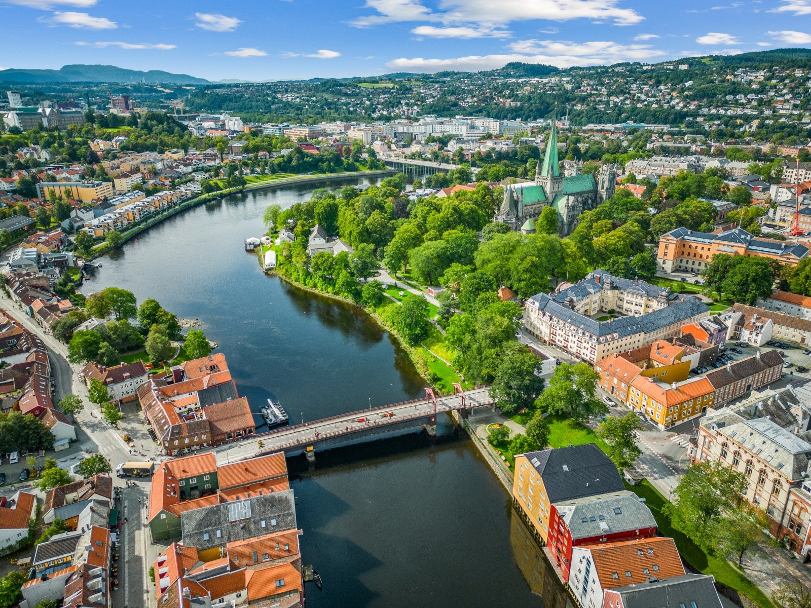 Det er kort vei til harmoniske Bakklandet med caféer, nydelige stier langs Bakklandet og Solsiden som byr på rikelig med restauranter og shopping, Galleribilde
