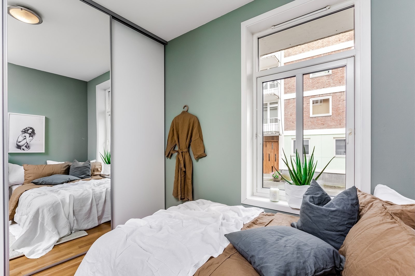 Her er det satt inn en romslig skyvedørsgarderobe som medfølger handelen. Galleribilde