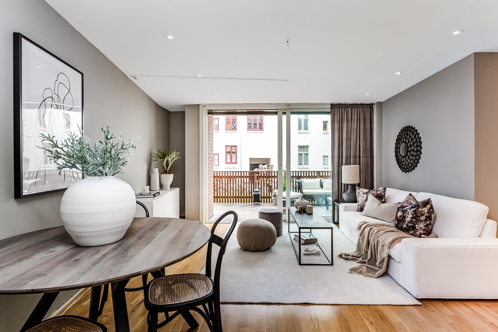 Leiligheten har utsøkt beliggenhet i en av Midtbyens fineste nabolag. Til tross for den sentrumsnære beliggenheten bor du i et rolig og skjermet boligområde. Galleribilde