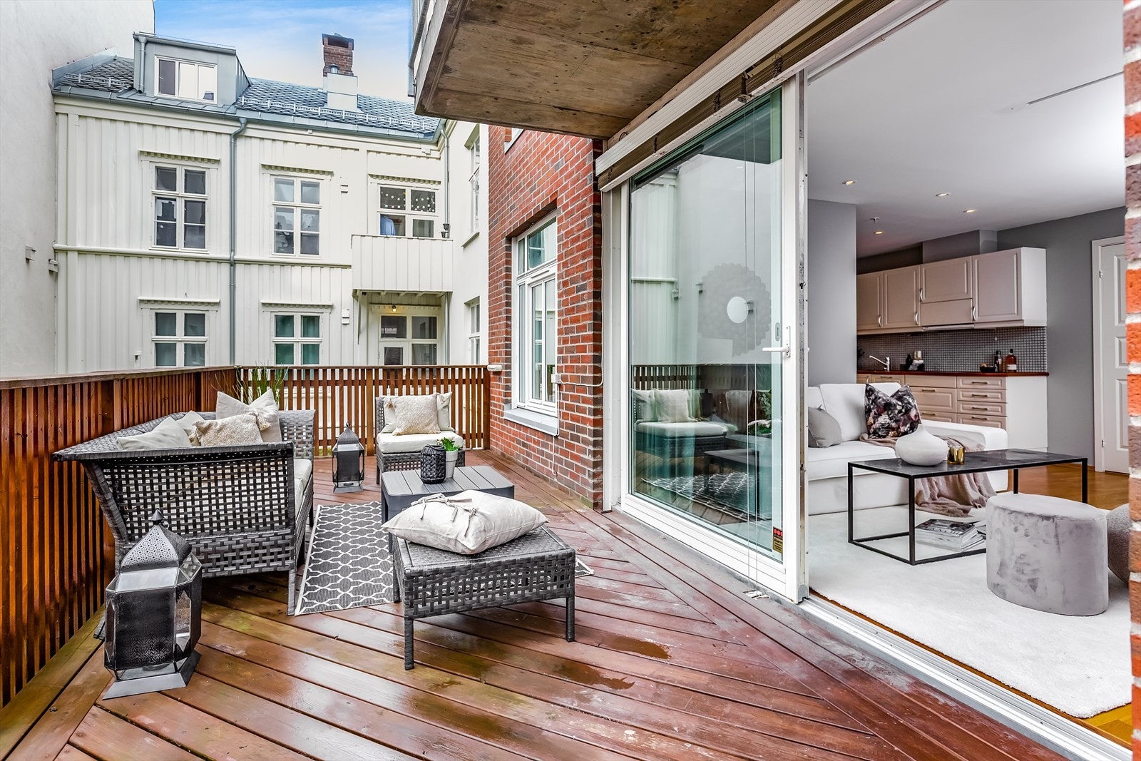 Den åpne stue/kjøkken løsningen utgjør 24m², og med balkongen får man hele 42m² å benytte på fine sommerdager. Galleribilde