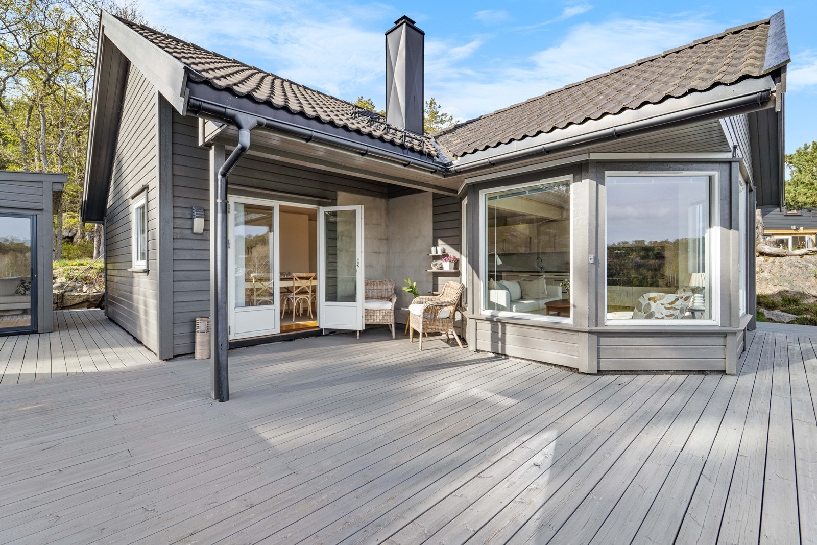 Veldig stor terrasse med mange muligheter for sammenkomster eller rolige hyttedager! Galleribilde
