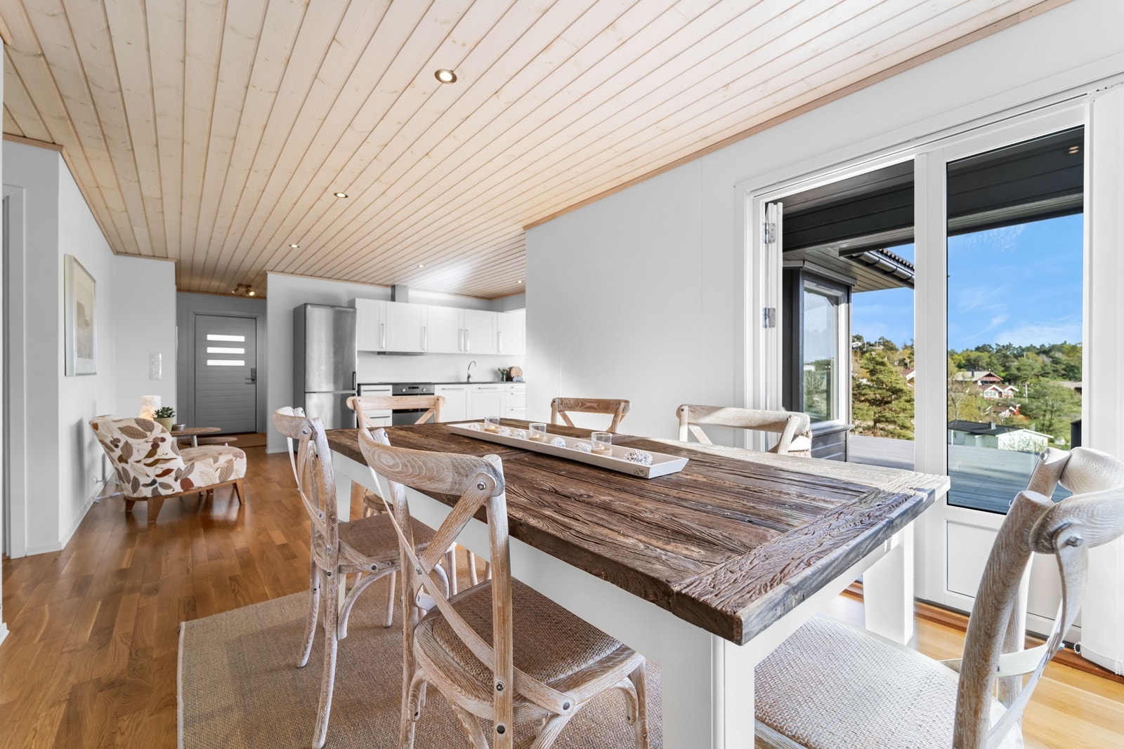 God plass til spisestue. Terrassedør ut til stor terrasse. Galleribilde