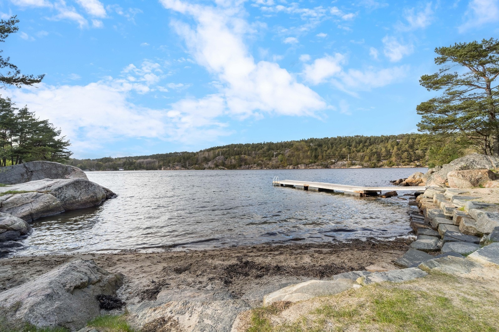 Mange flotte plasser! Dette er bilde av stranden langs Indrekilen. Her bugner det av folk om sommeren! Galleribilde