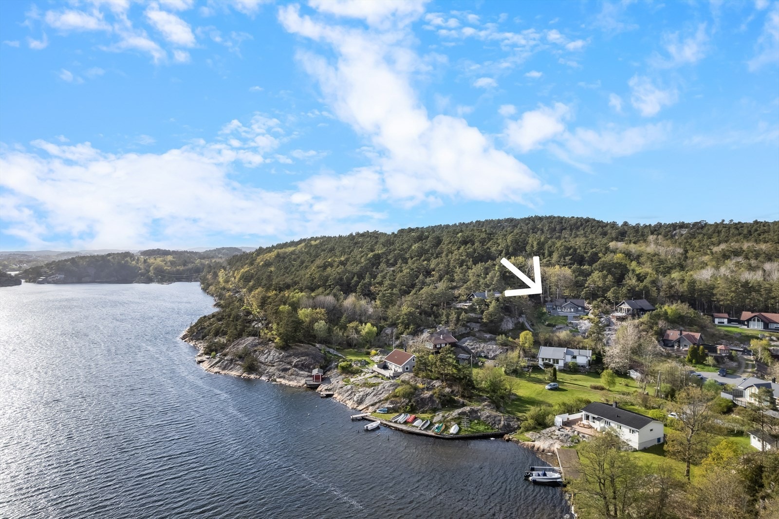 Hytten ligger like ved Indrekilen (brakkvann med utløp til sjøen). Kort vei til sjøen også via land. Galleribilde