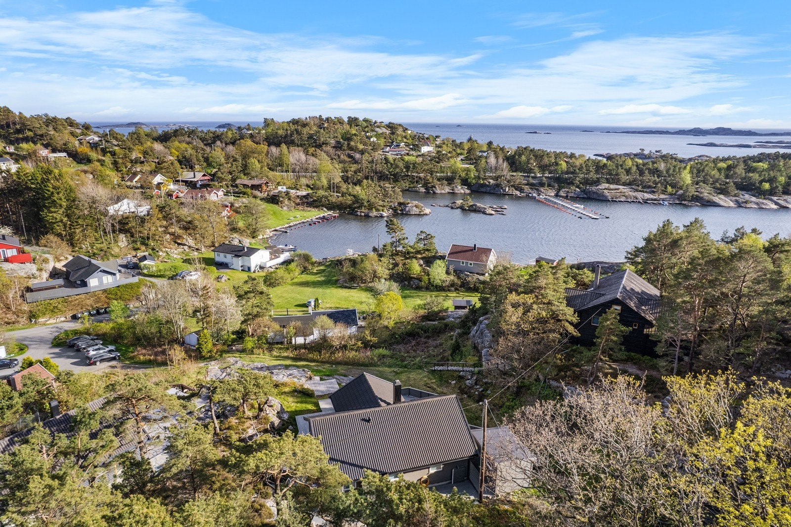 Kort vei til sjøen også. Det er også knallgode badeplasser i ferskvann 2 min unna med bil, så her kan man velge saltvann, brakkvann eller ferskvann! Galleribilde