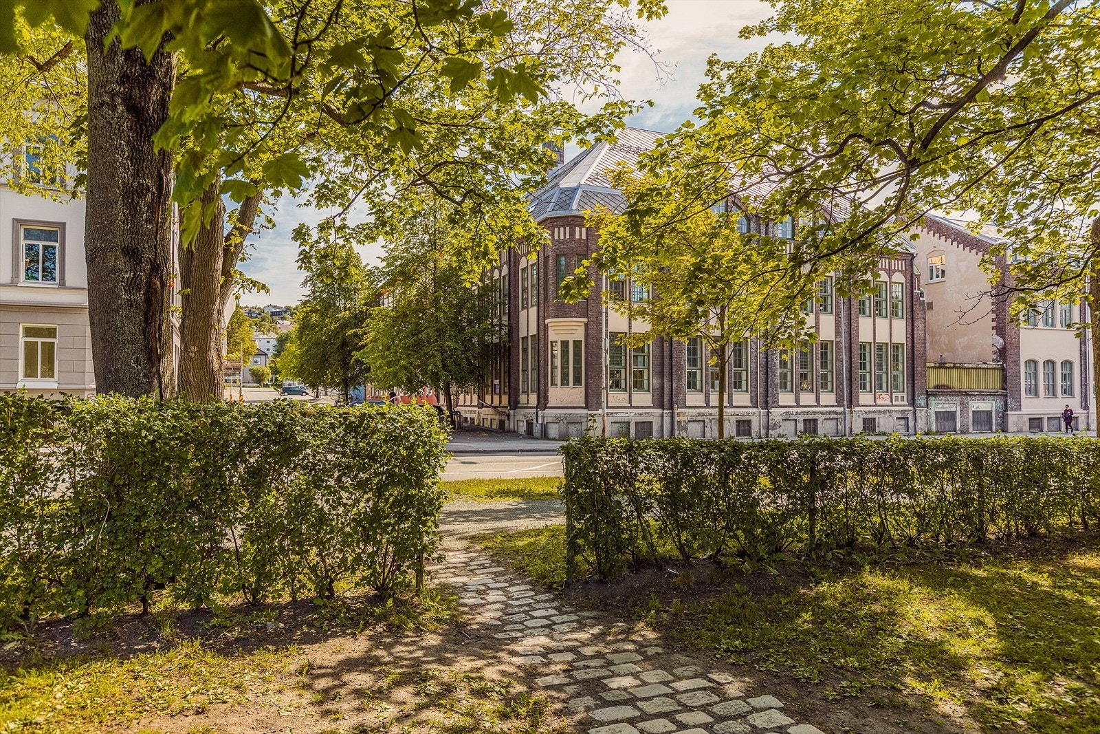 Sommerbilde av fasade. Galleribilde