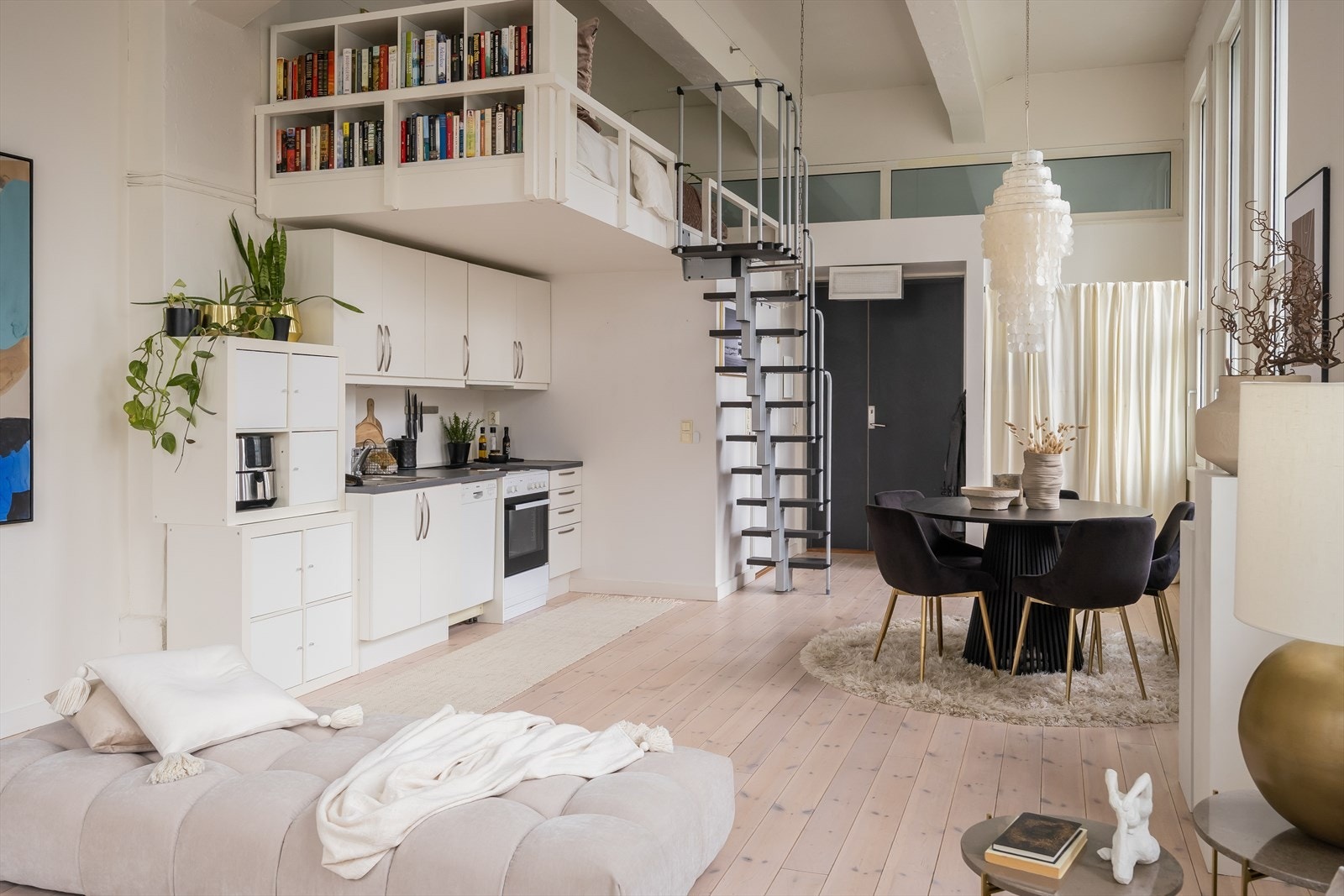 Hjørnebeliggenheten sørger for ekstra vinduer, og de rause vindusflatene slipper inn rikelig med naturlig lys. Galleribilde